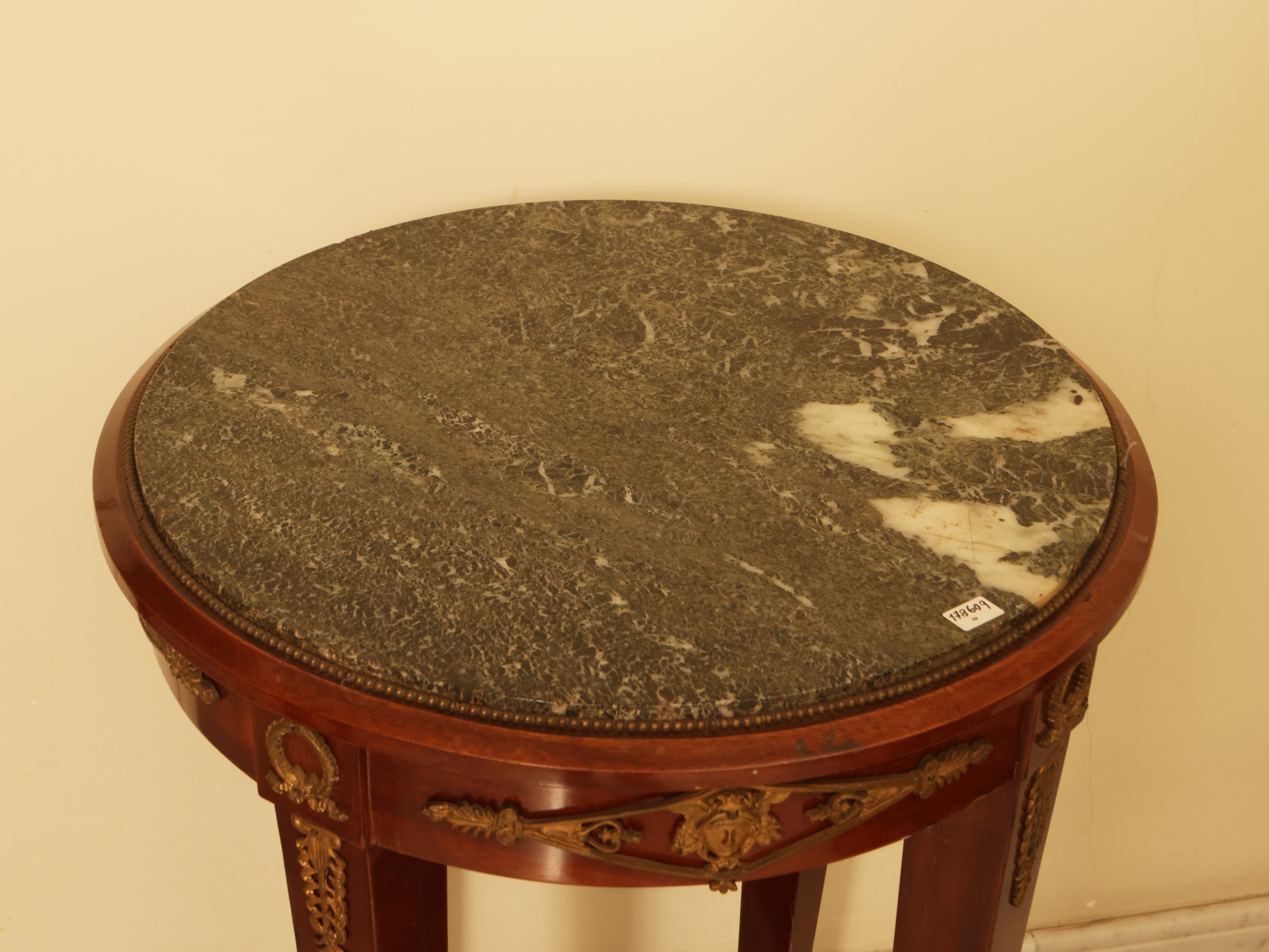 Tavolino da appoggio in mogano