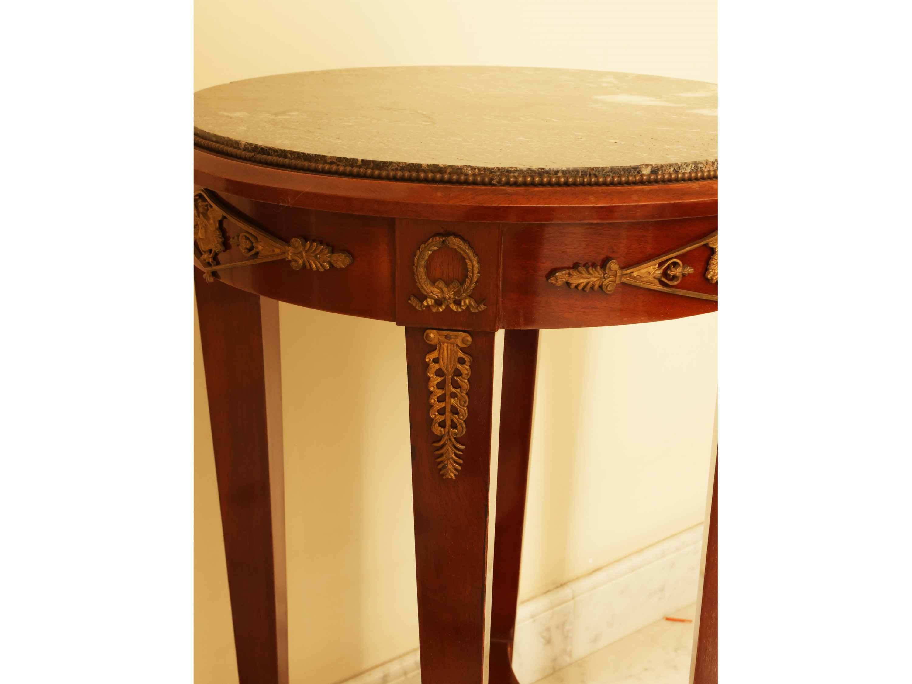 Tavolino da appoggio in mogano