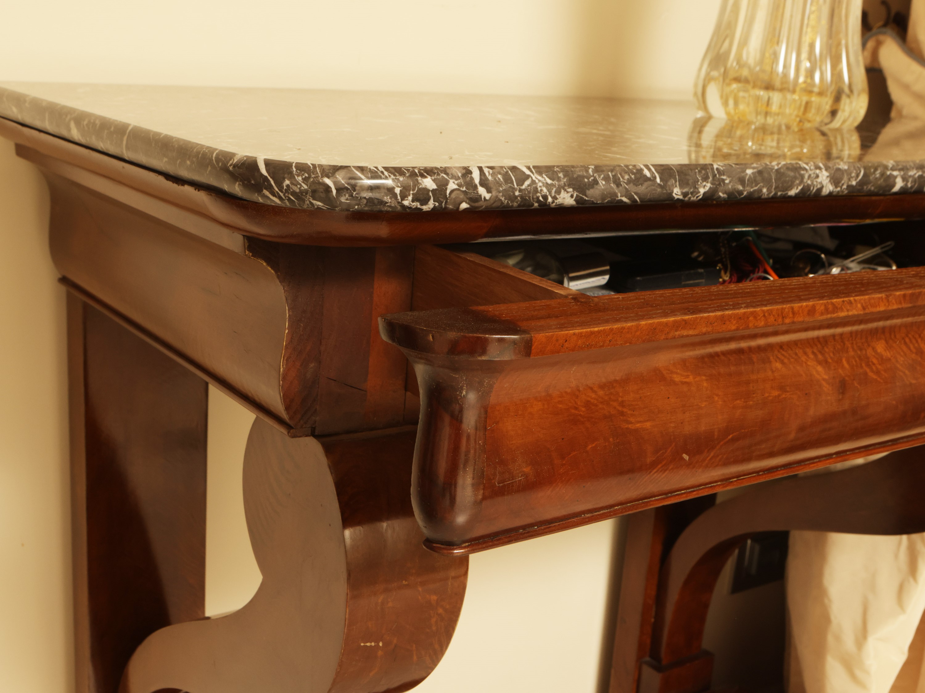 Console in piuma di mogano