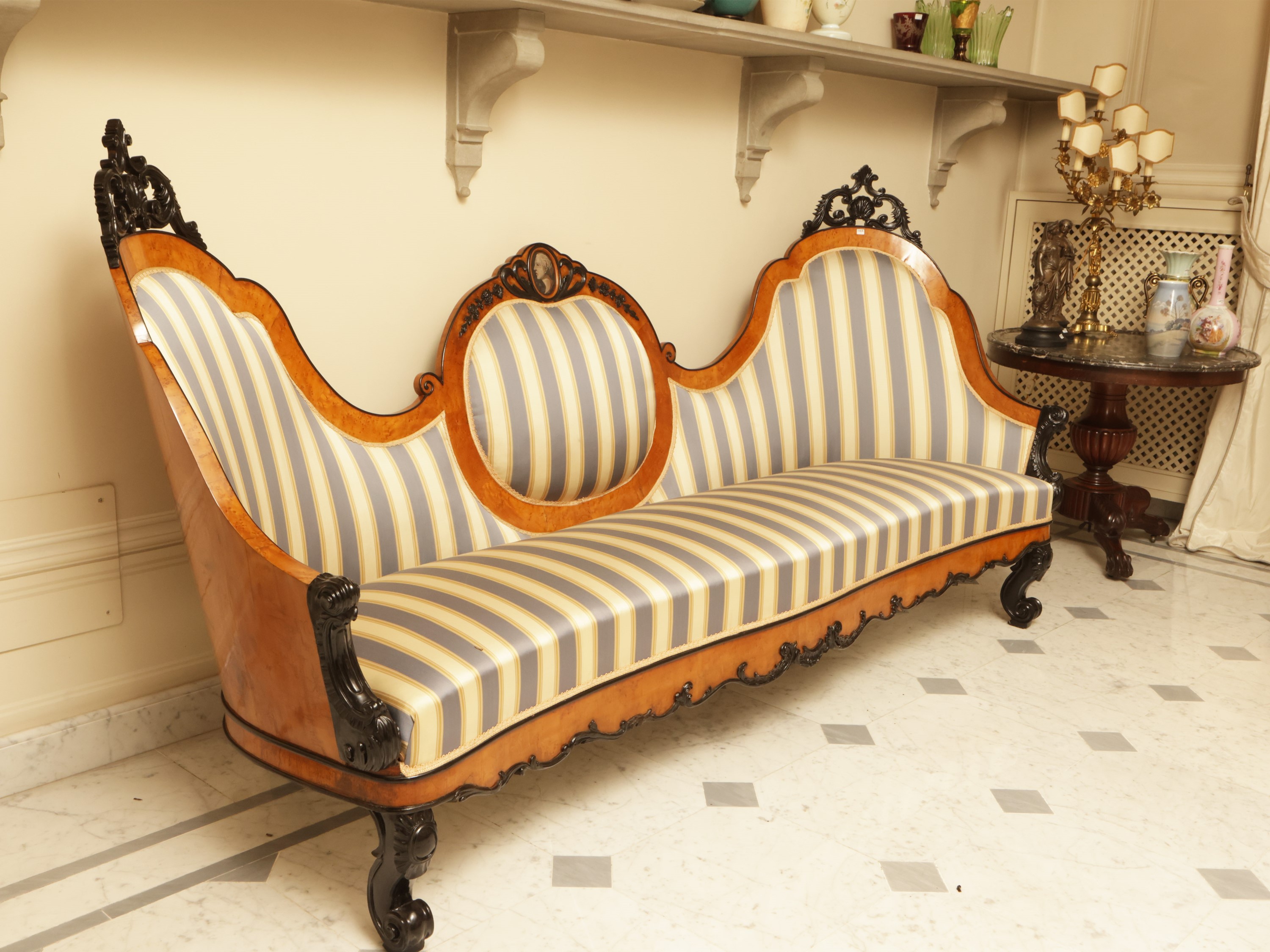 Divano tête-à-tête impiallacciato in acero