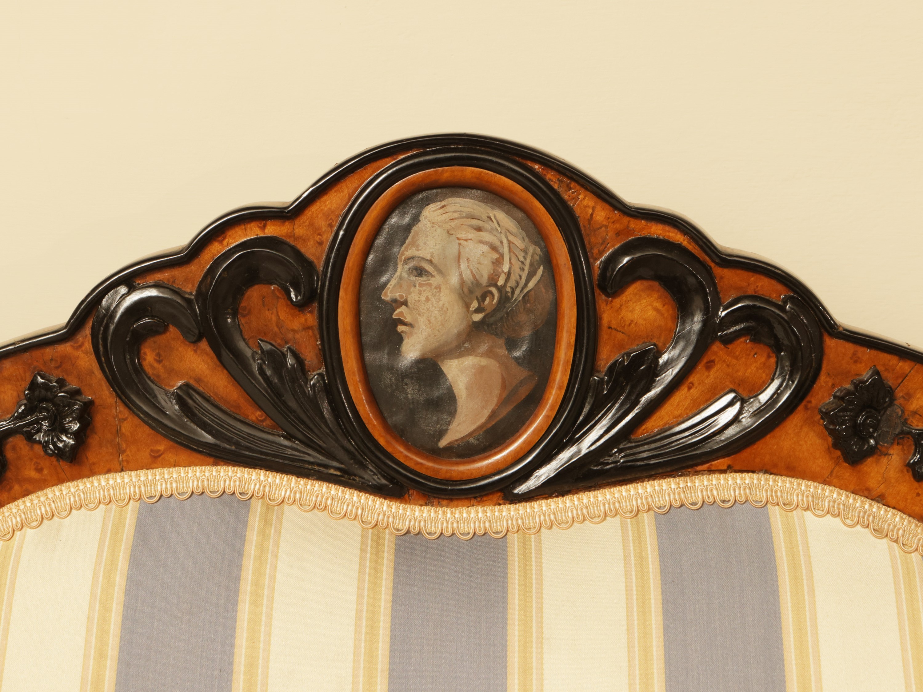 Divano tête-à-tête impiallacciato in acero