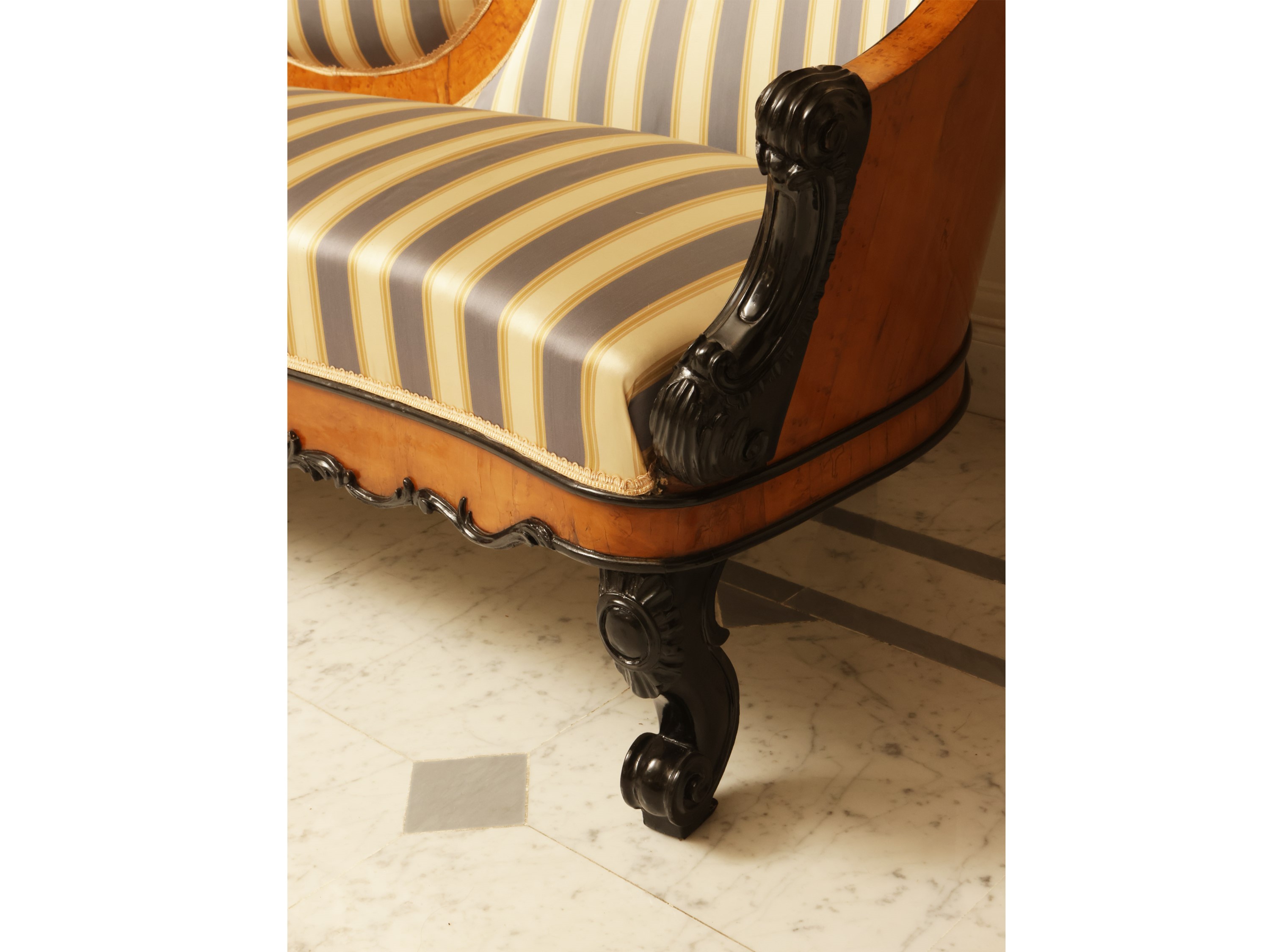 Divano tête-à-tête impiallacciato in acero