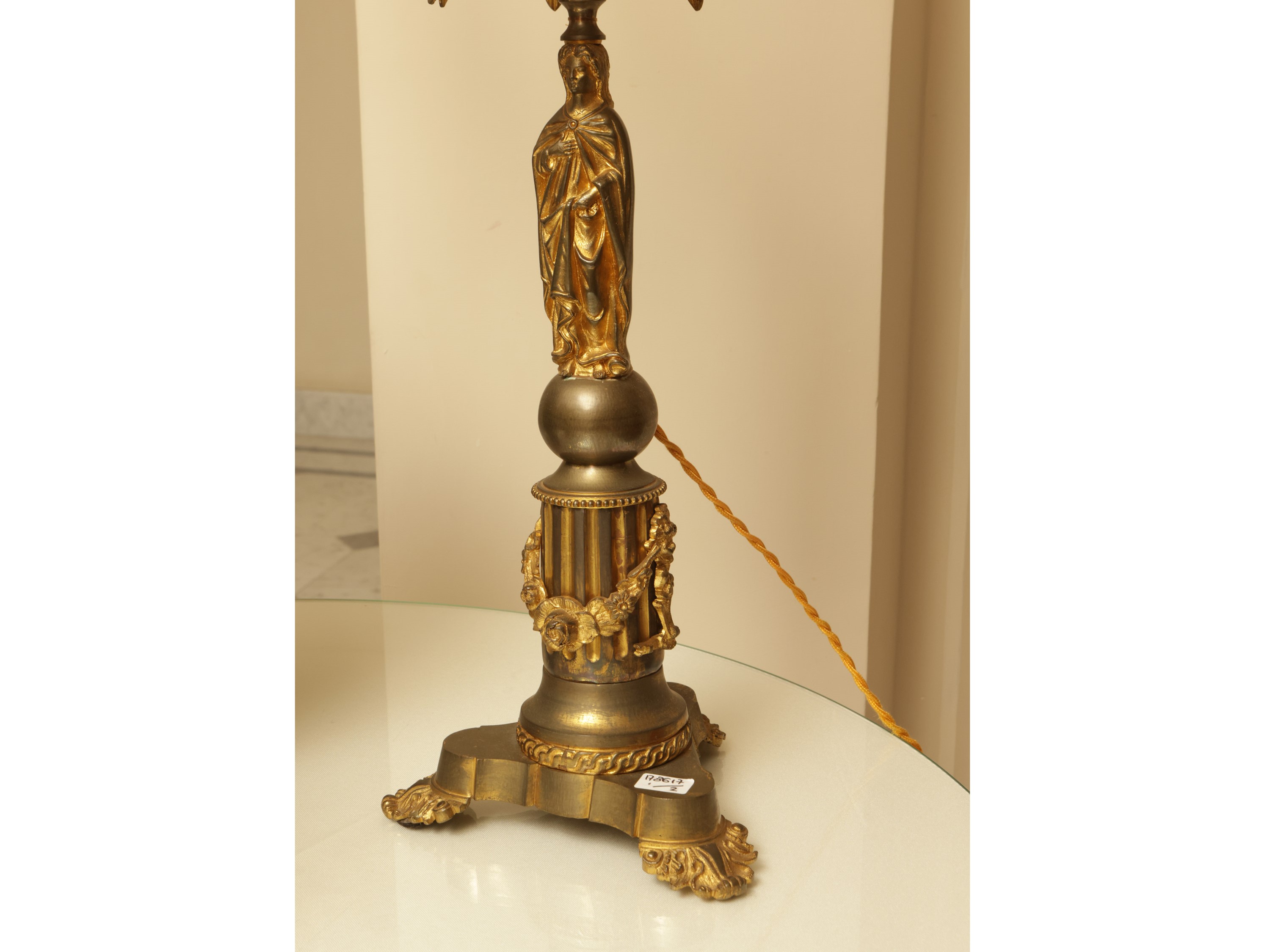 Coppia di grandi lumi da tavolo in antimonio dorato