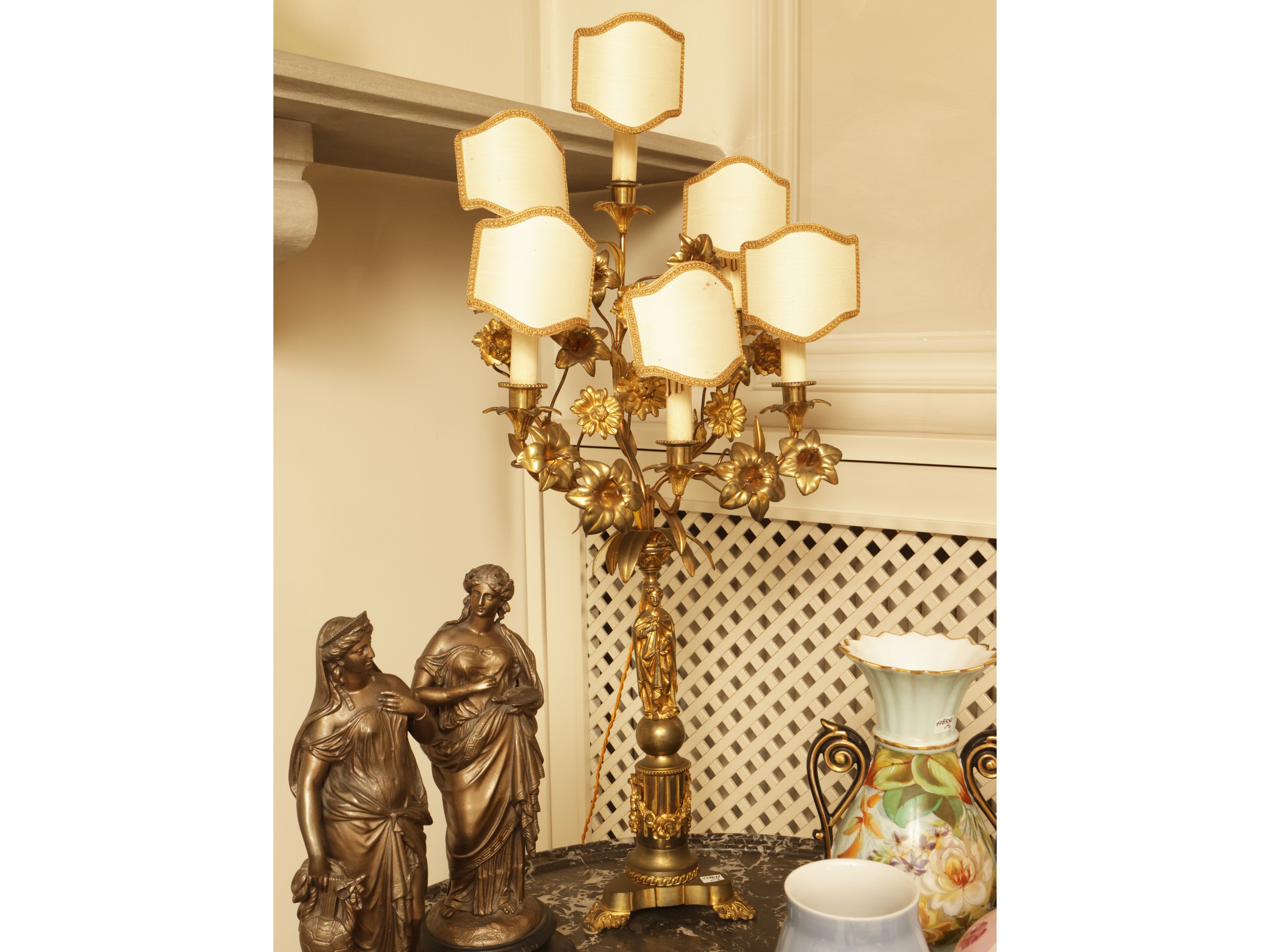 Coppia di grandi lumi da tavolo in antimonio dorato