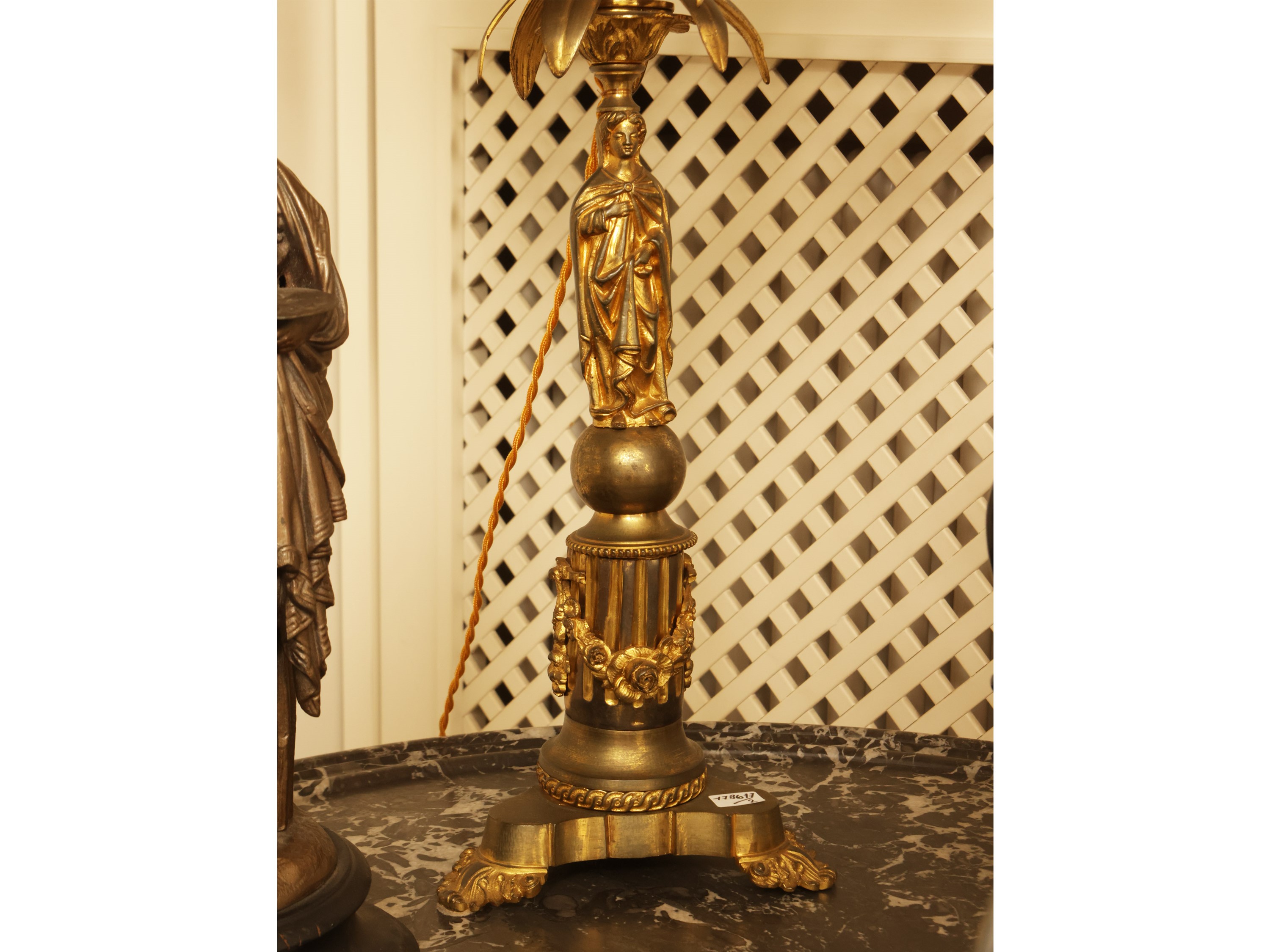 Coppia di grandi lumi da tavolo in antimonio dorato