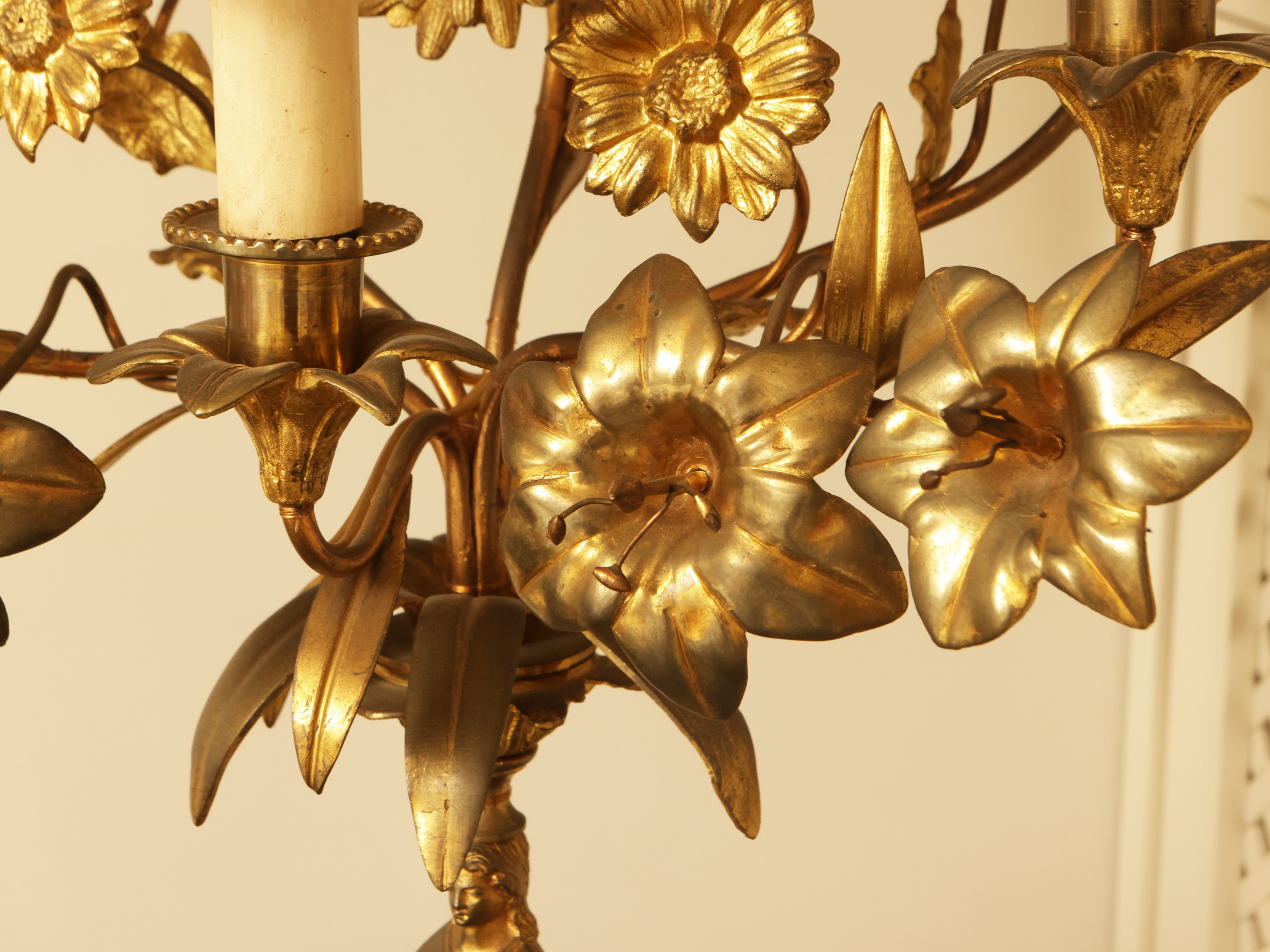 Coppia di grandi lumi da tavolo in antimonio dorato