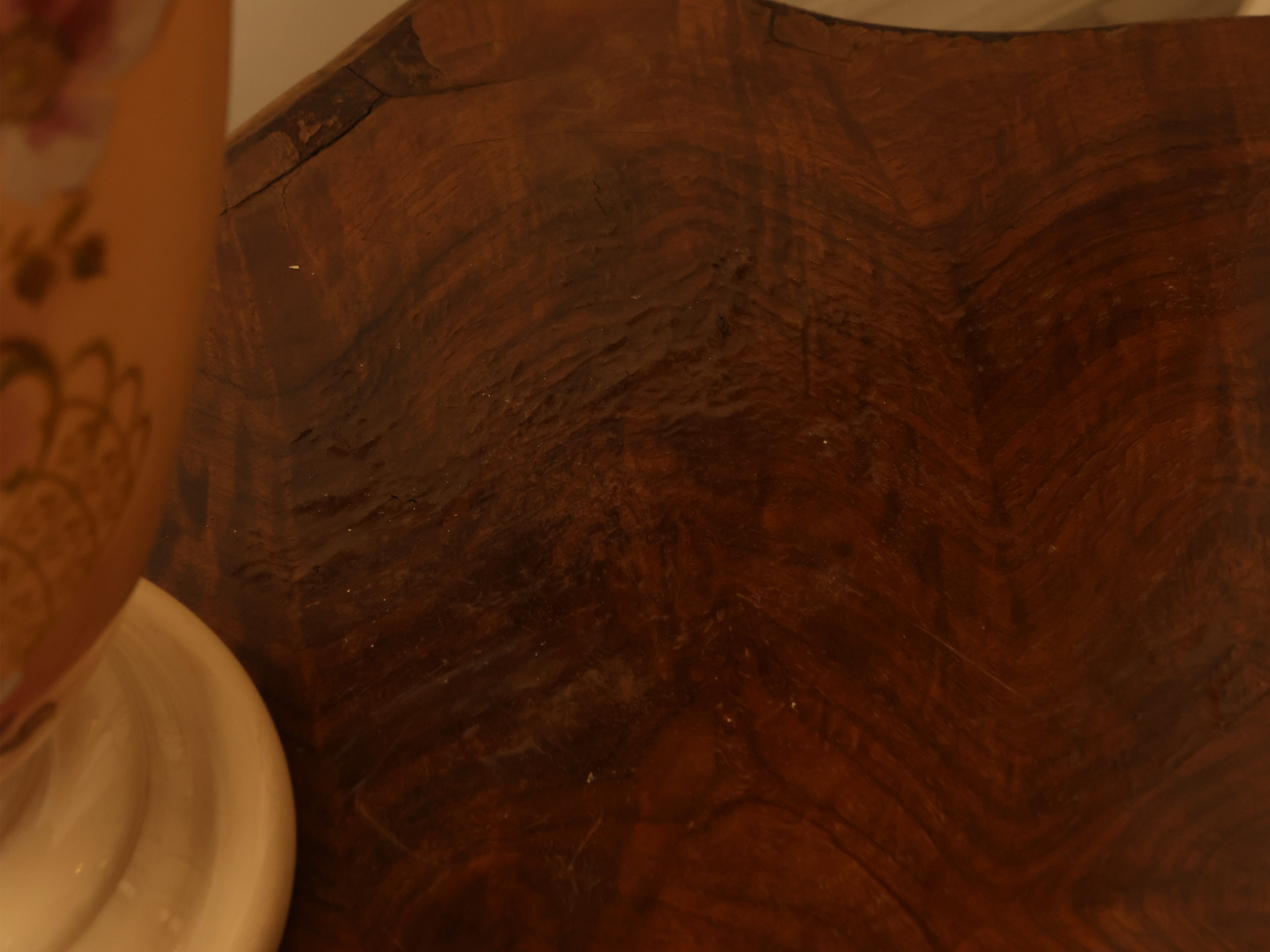 Tavolino da centro impiallacciato in radica di noce