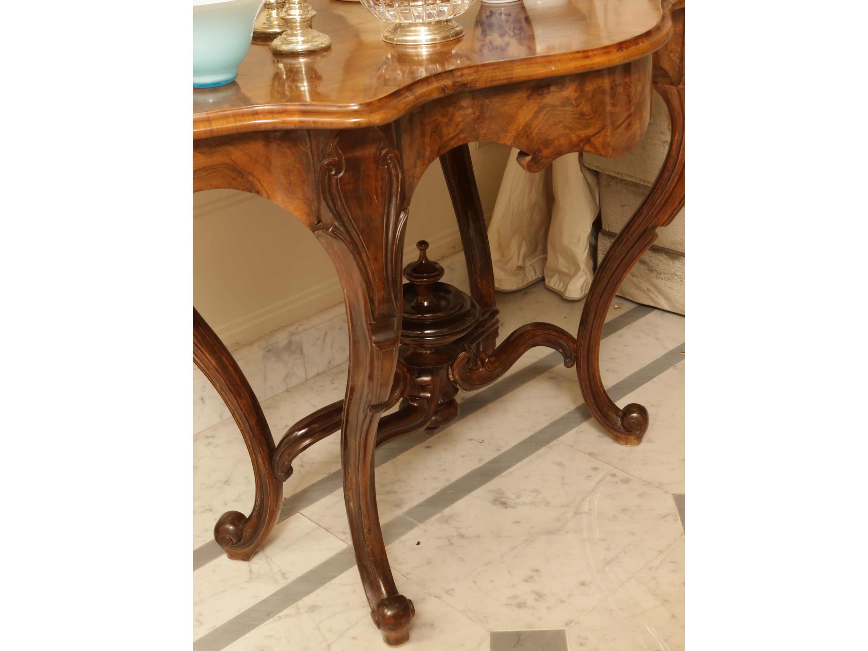 Tavolino da centro impiallacciato in radica di noce