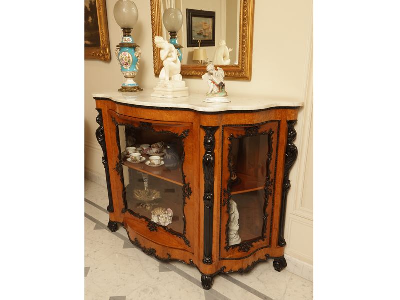 Credenza impiallacciata in acero