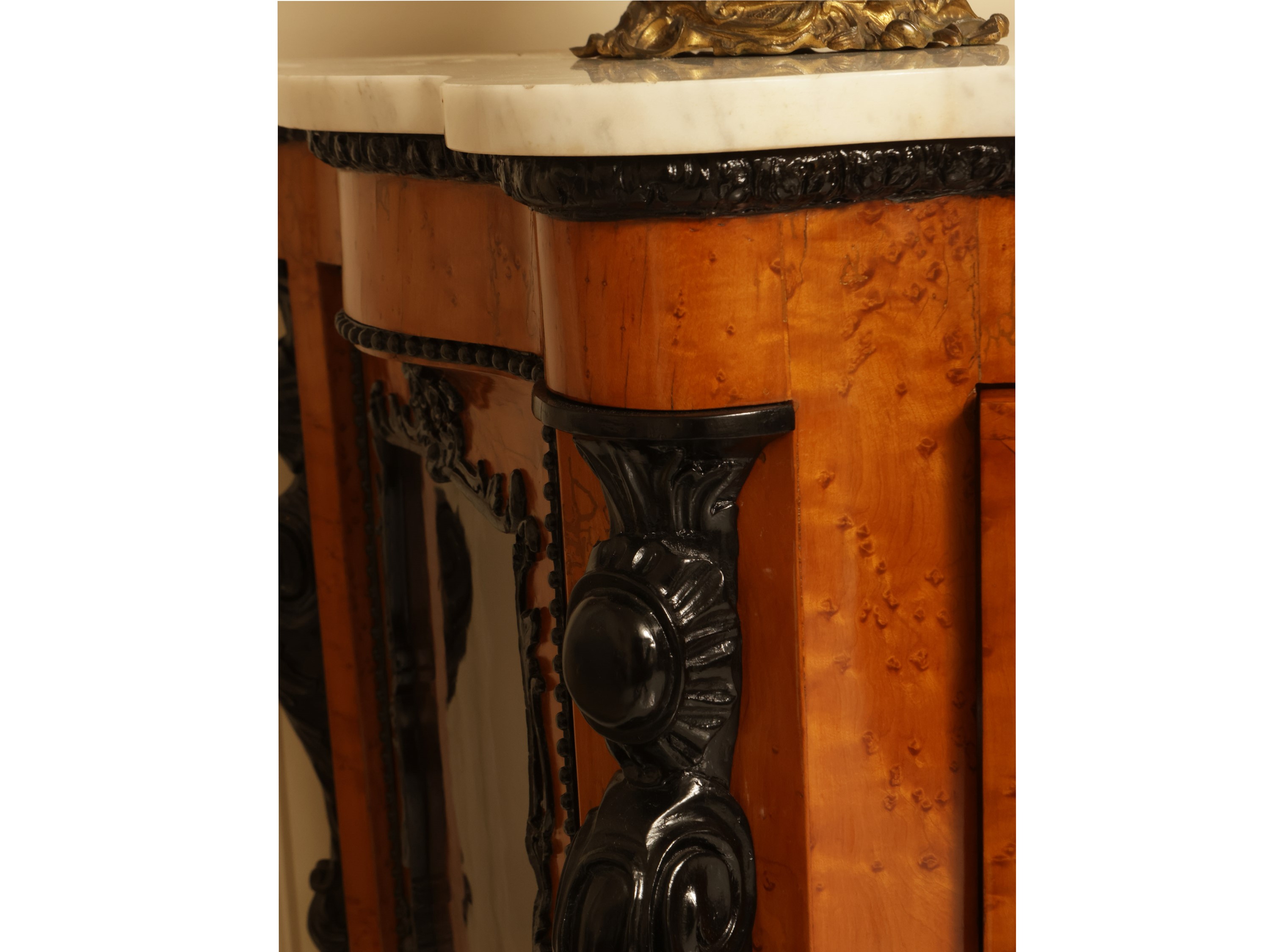 Credenza impiallacciata in acero