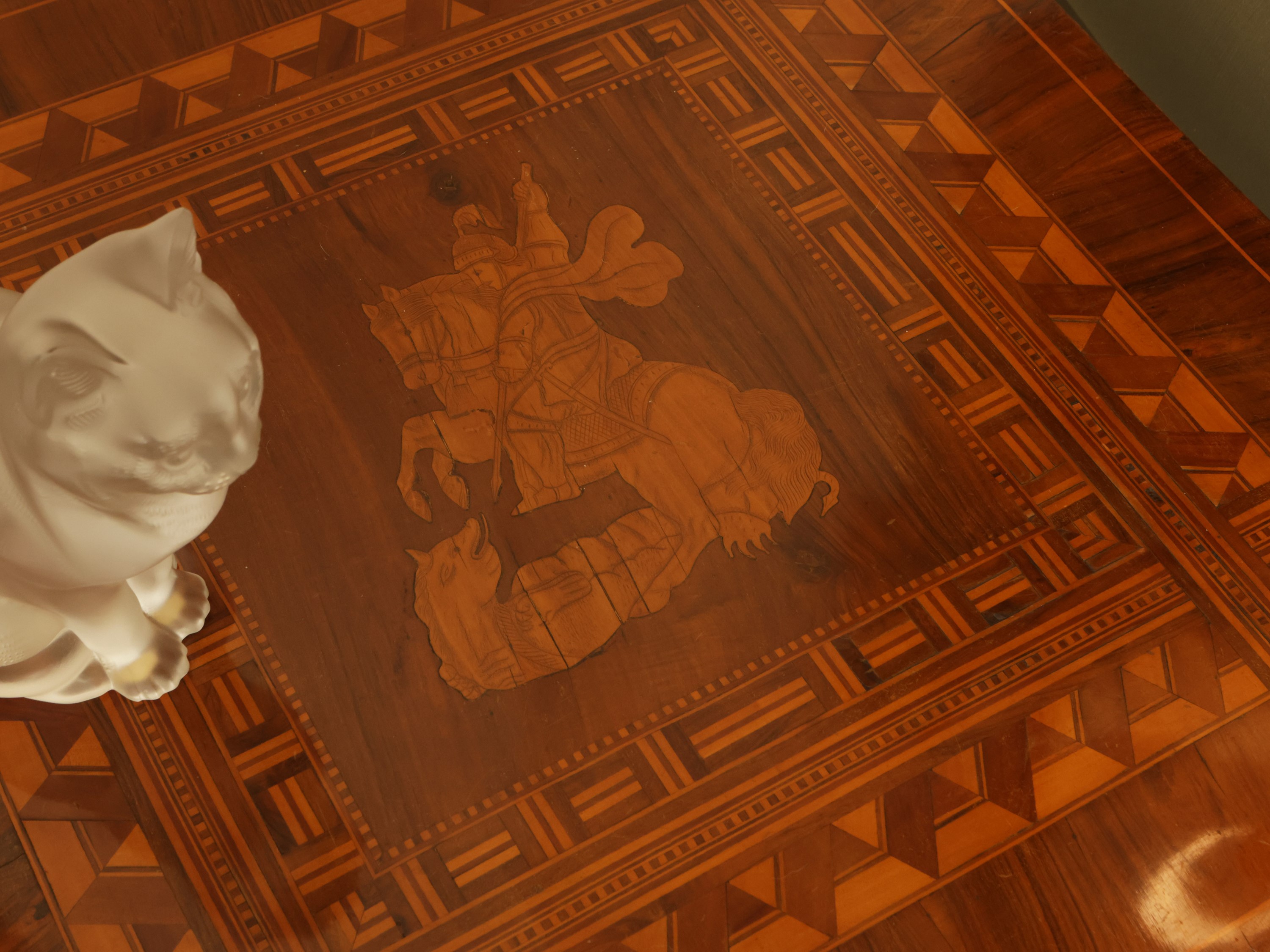 Tavolino da appoggio impiallacciato ed intarsiato in varie essenze