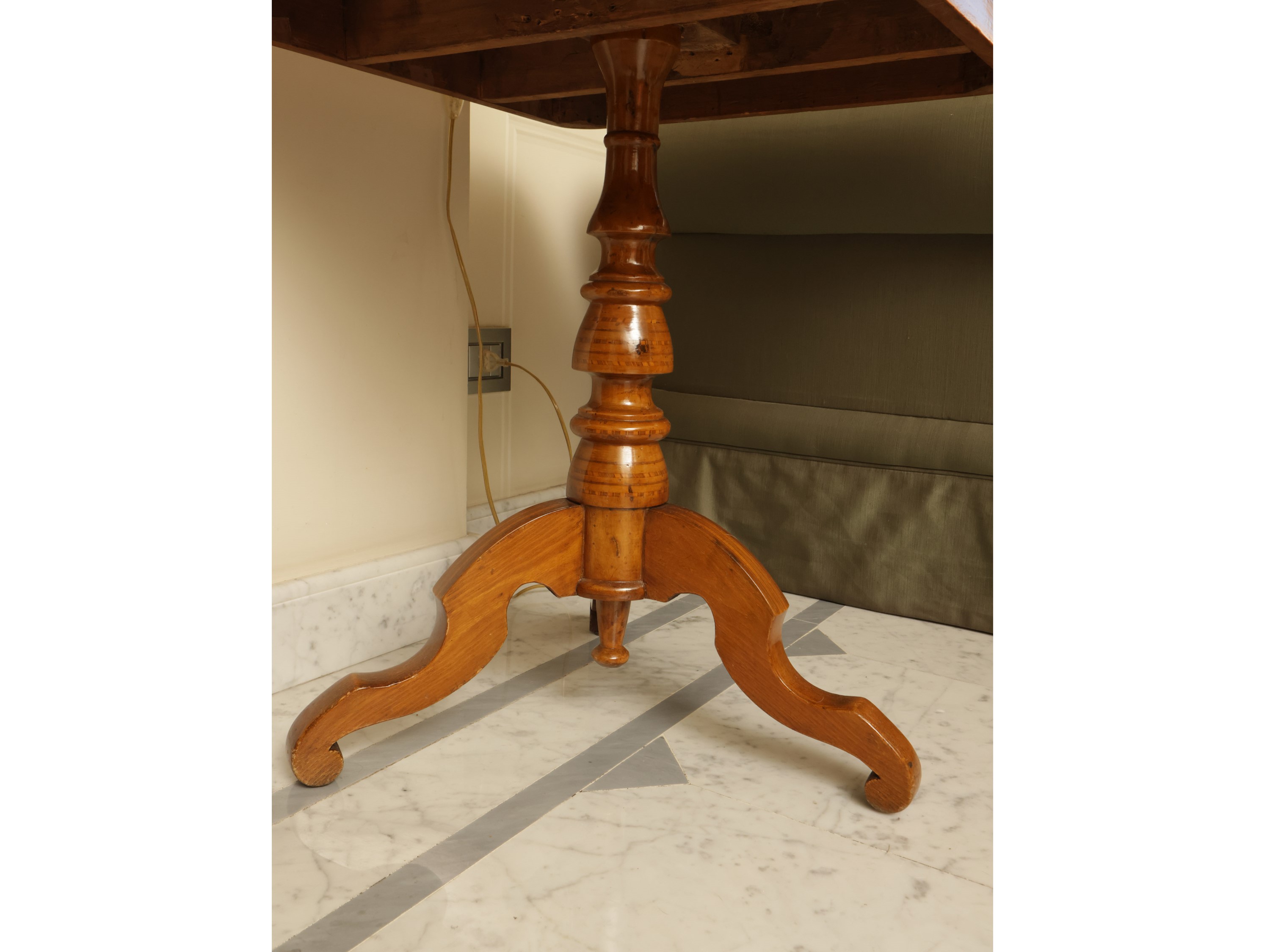 Tavolino da appoggio impiallacciato ed intarsiato in varie essenze