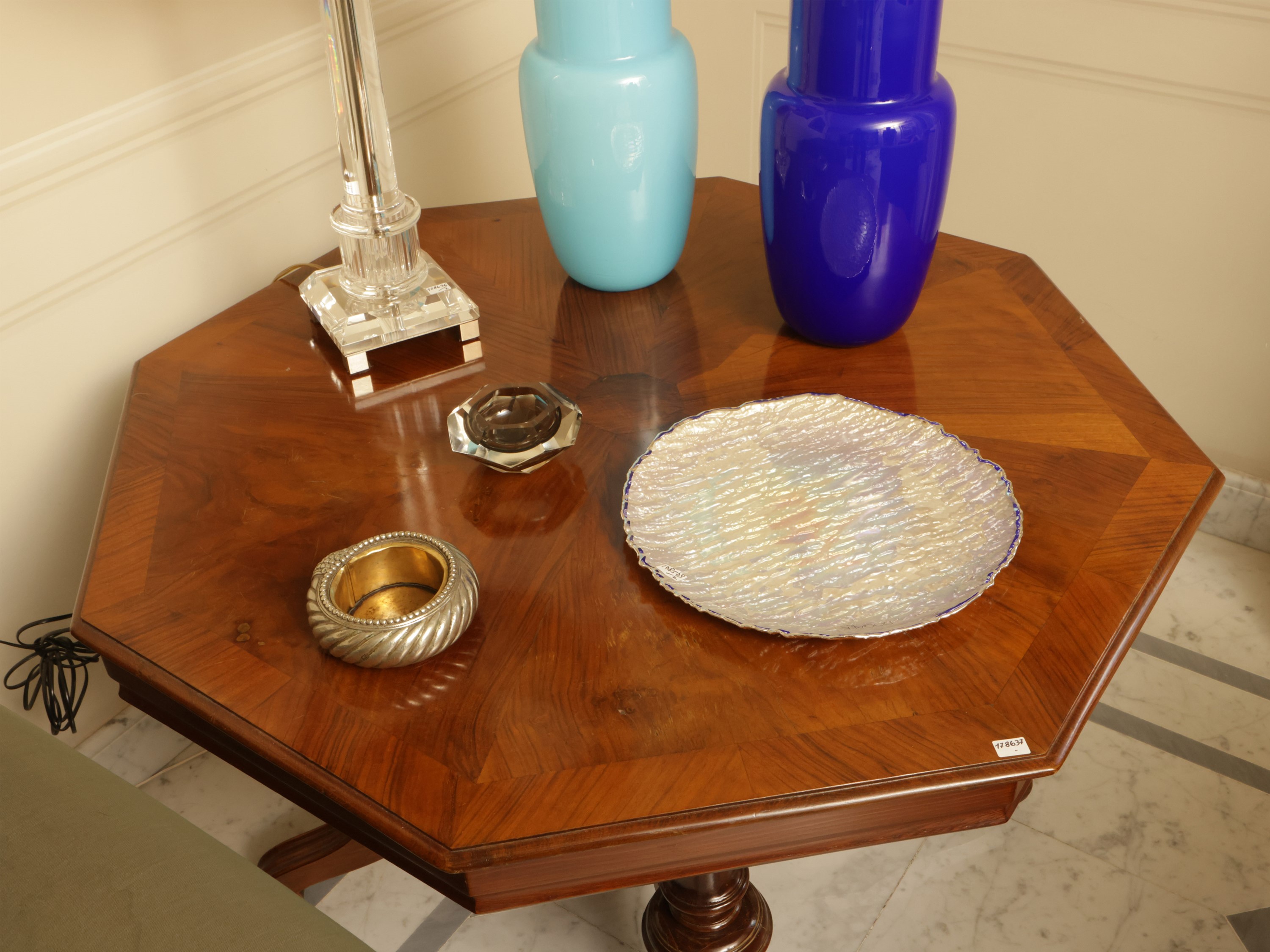 Tavolino basso da salotto impiallacciato in piuma di noce