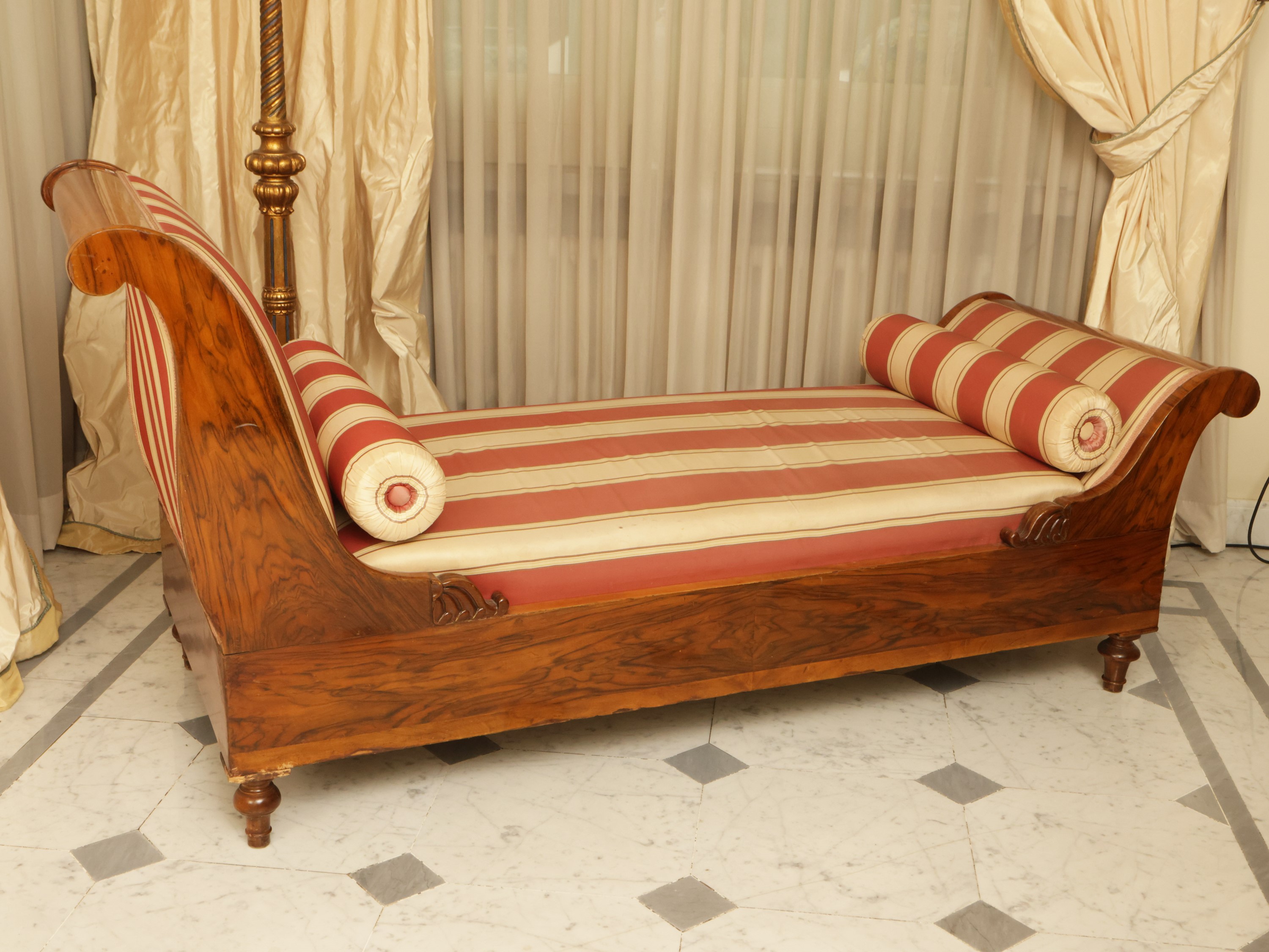 Dormeuse impiallacciata in piuma di mogano