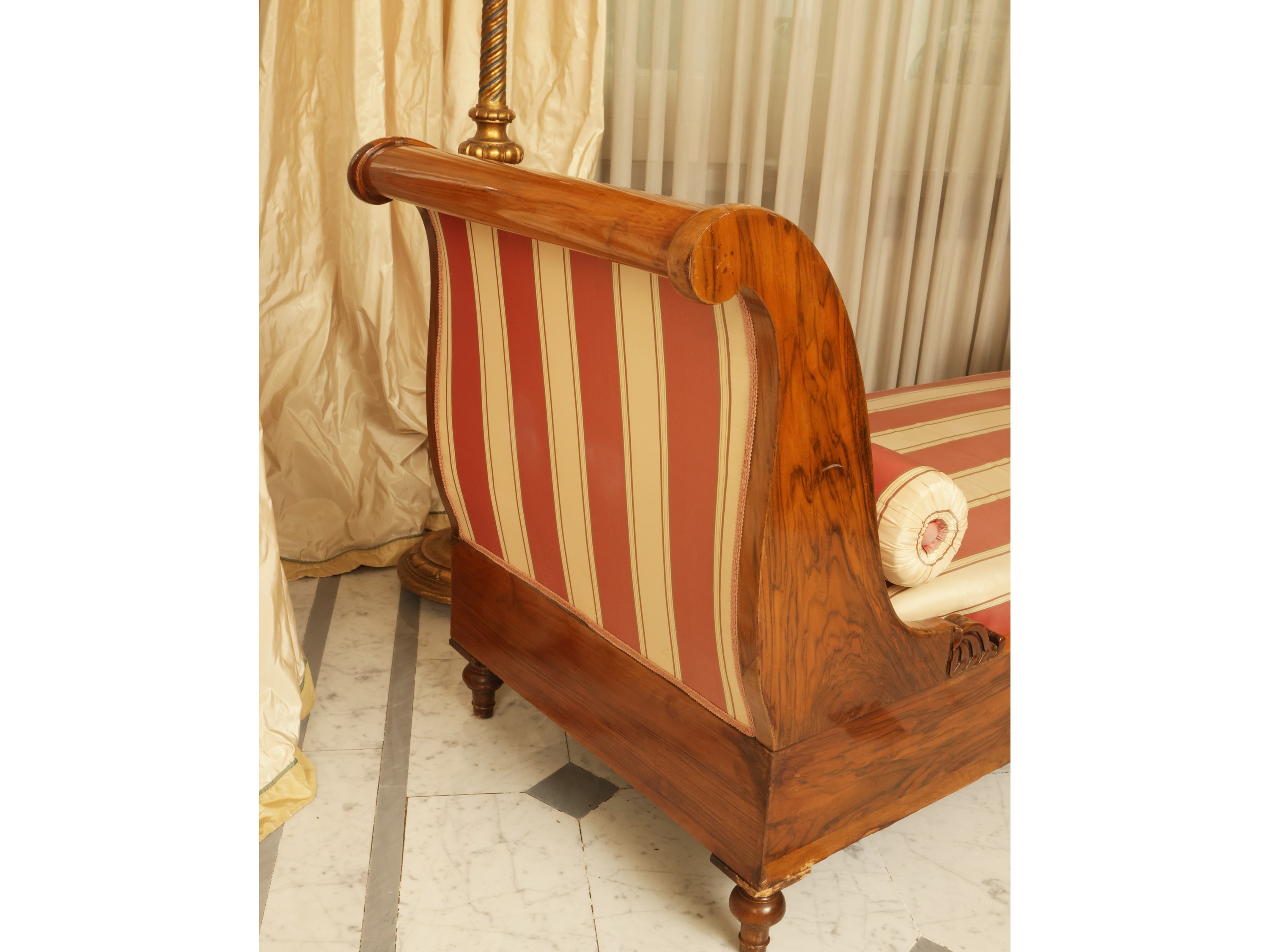 Dormeuse impiallacciata in piuma di mogano