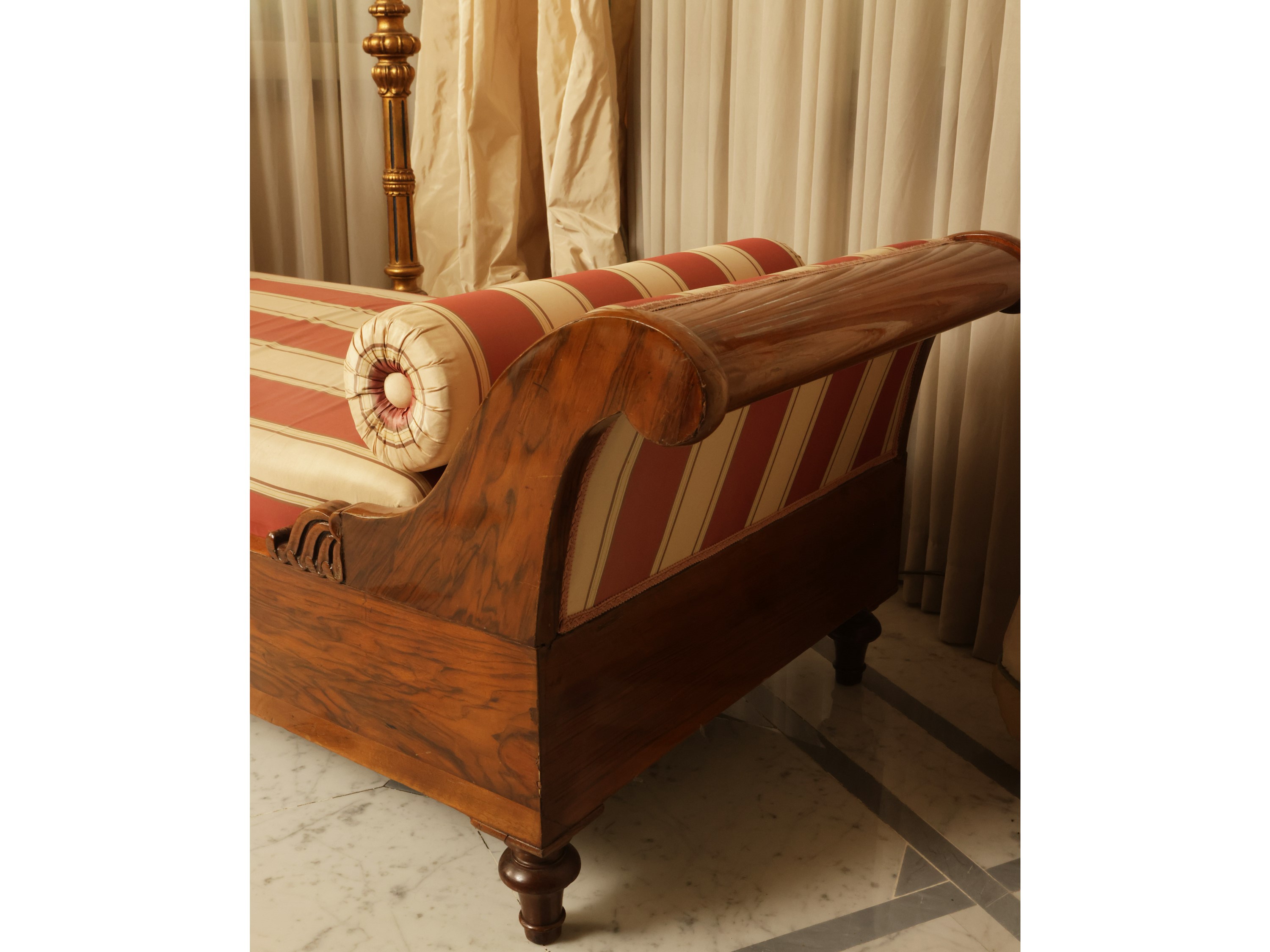 Dormeuse impiallacciata in piuma di mogano