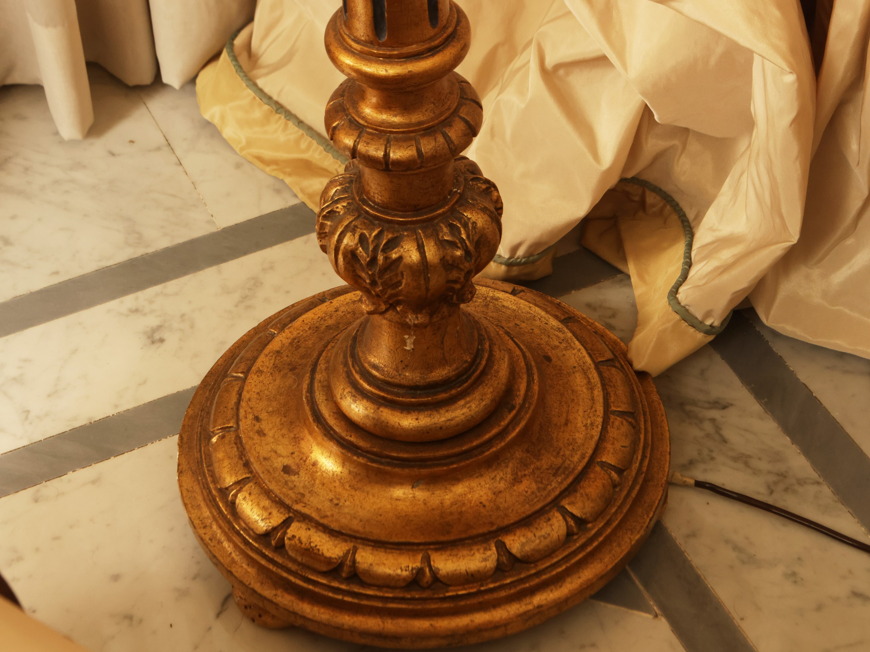 Torciera da terra in legno laccato e dorato