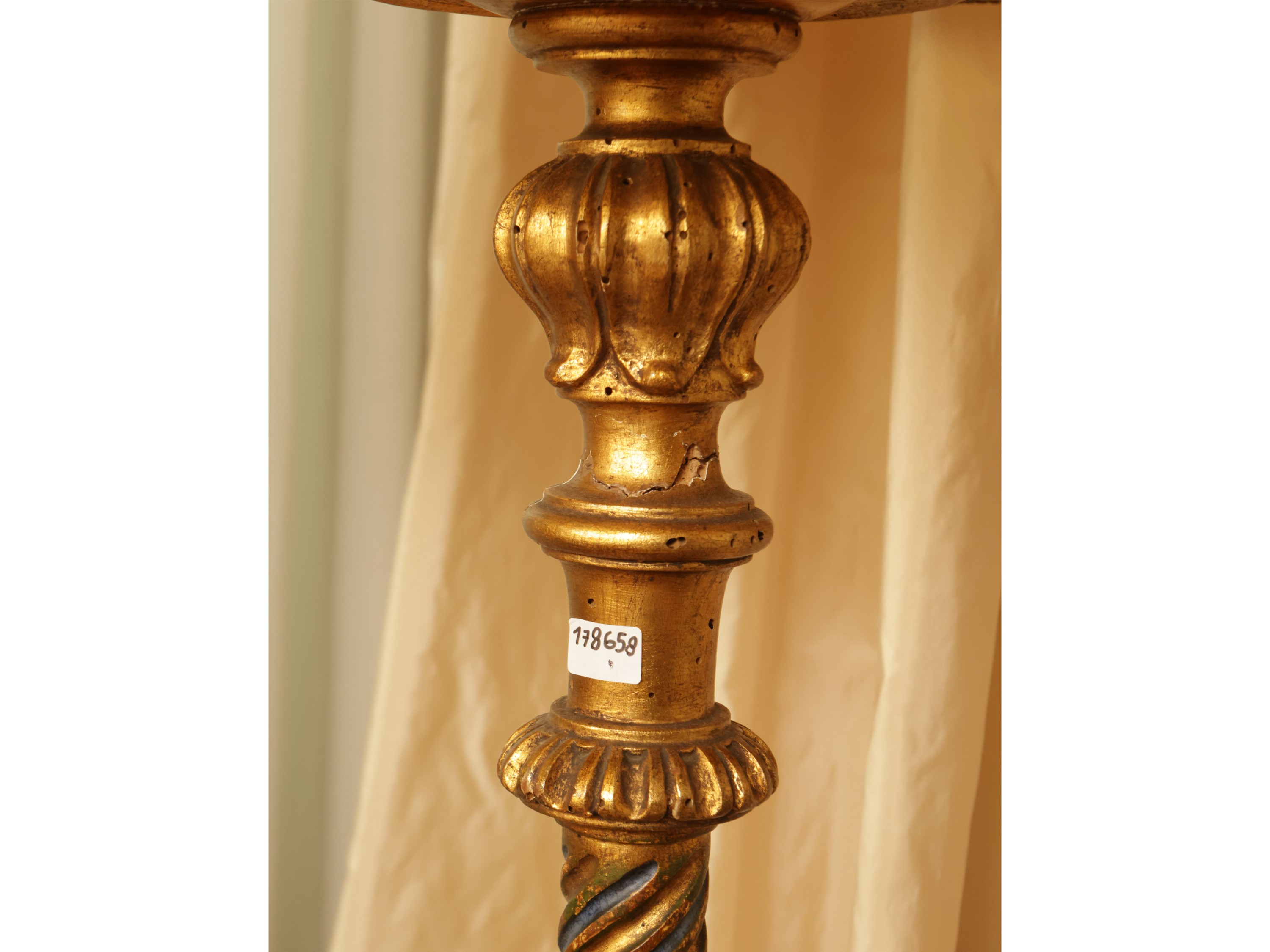 Torciera da terra in legno laccato e dorato