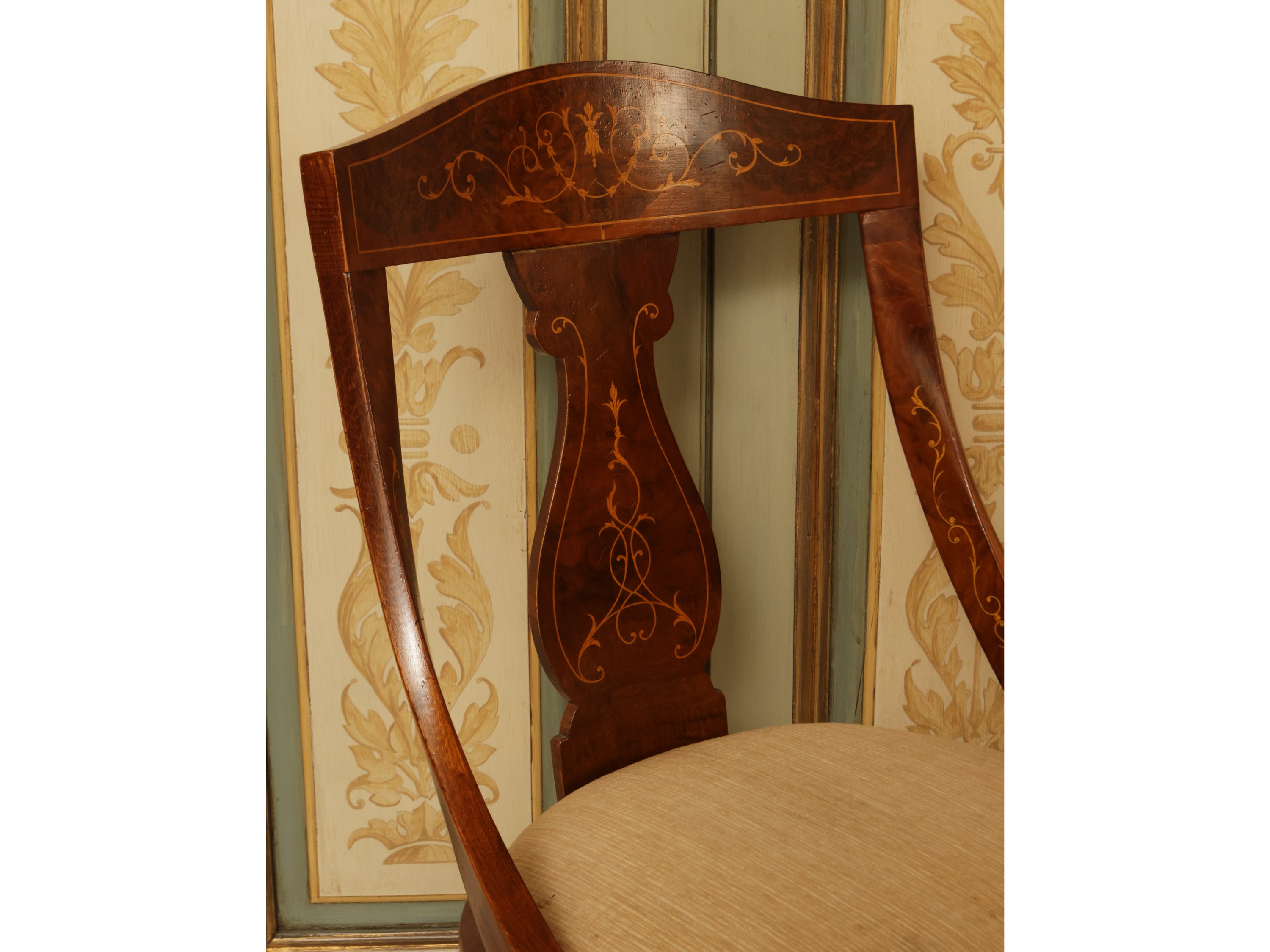 Serie di sei sedie a gondola impiallacciate in noce ed altre essenze