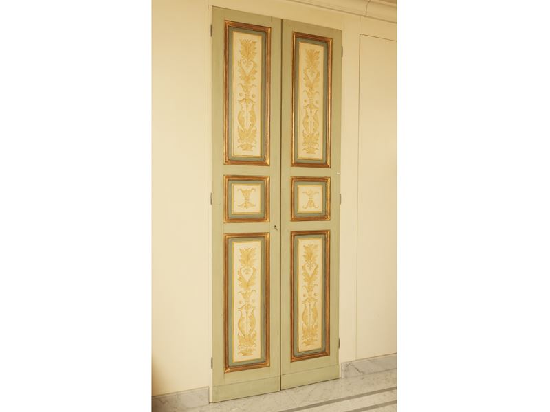 Coppia di ante in legno laccato e dorato