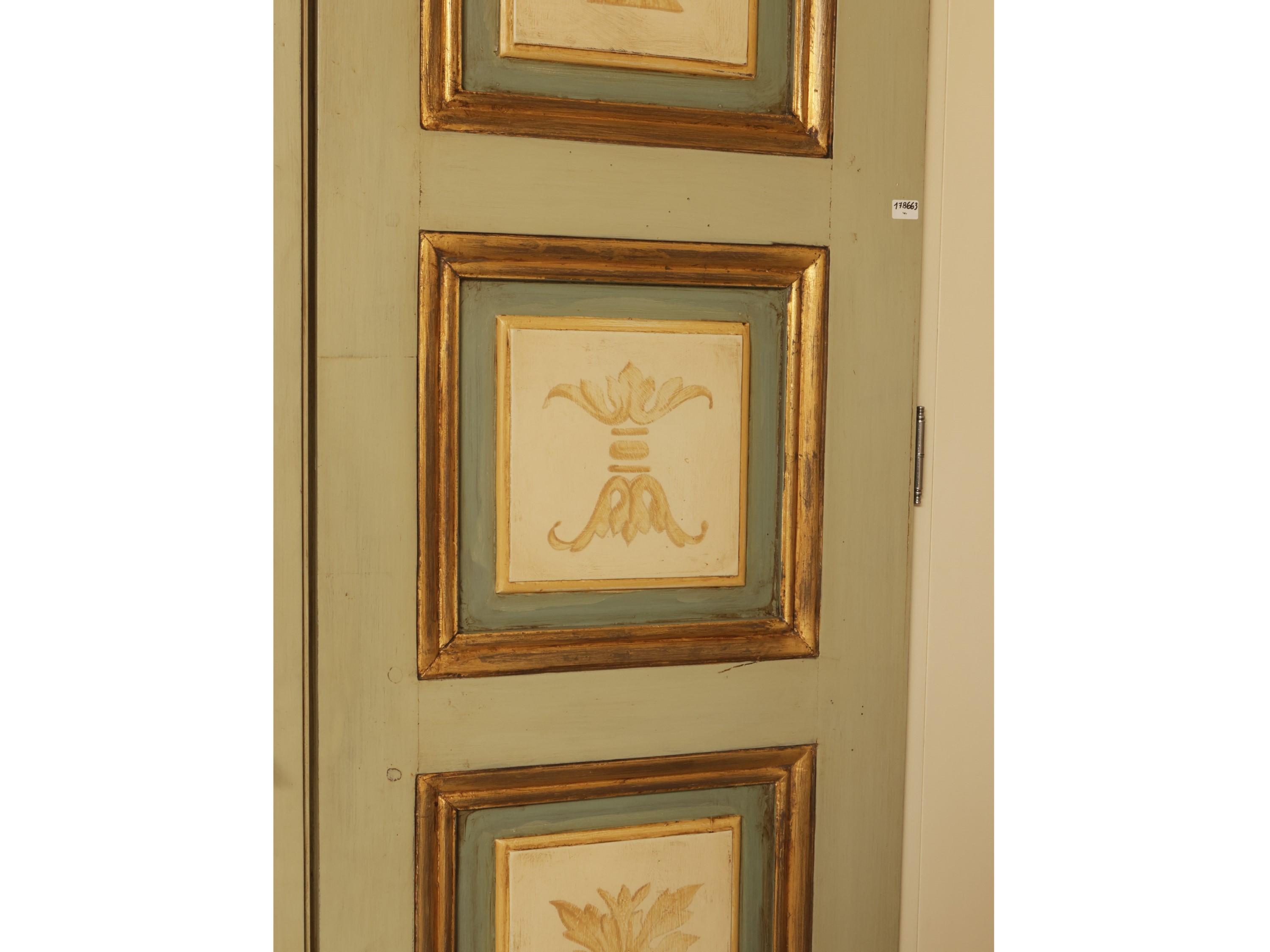 Coppia di ante in legno laccato e dorato