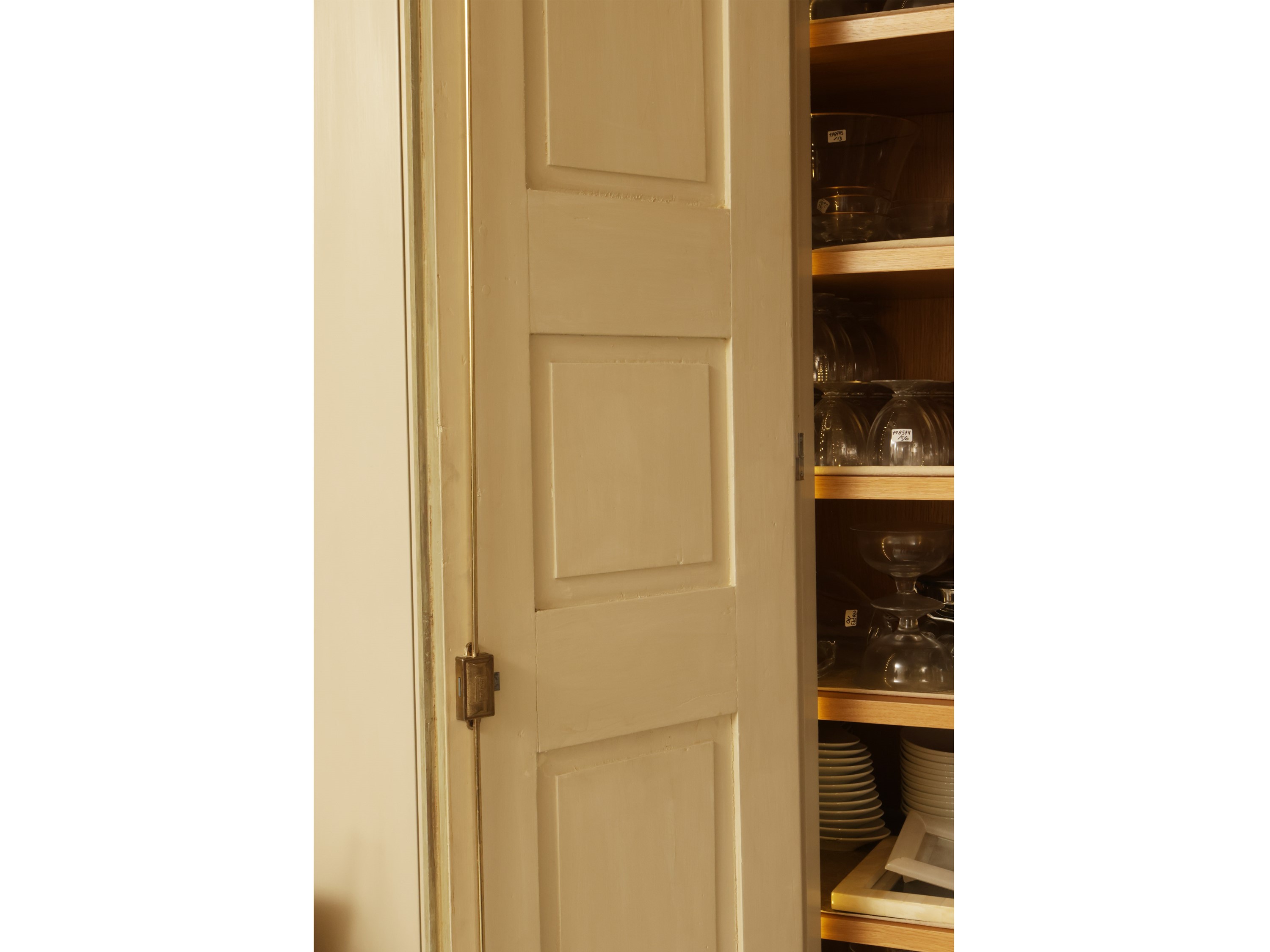 Coppia di ante in legno laccato e dorato