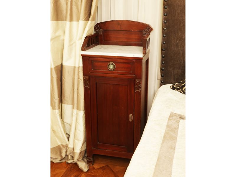 Comodino impiallacciato in noce