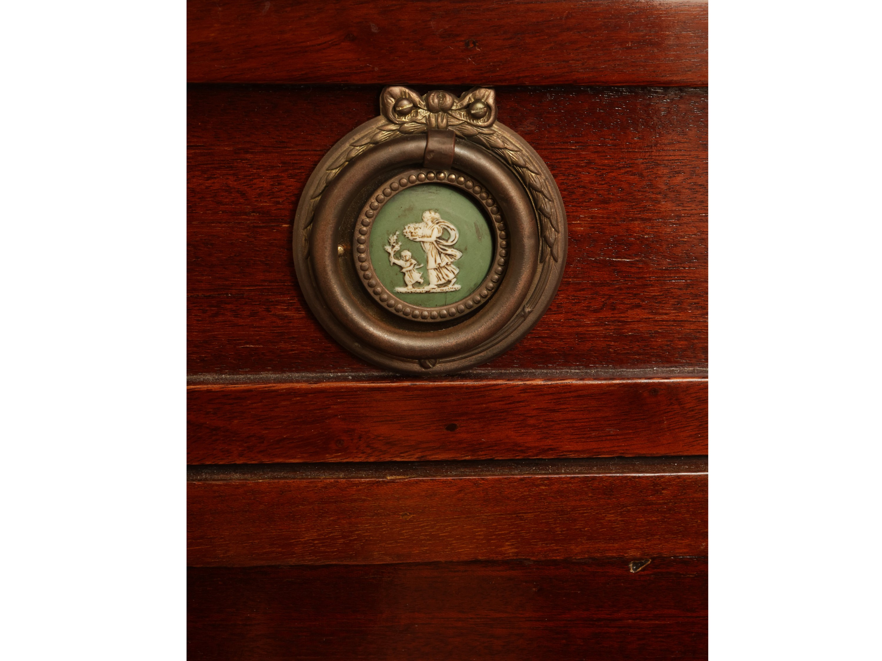 Comodino impiallacciato in noce