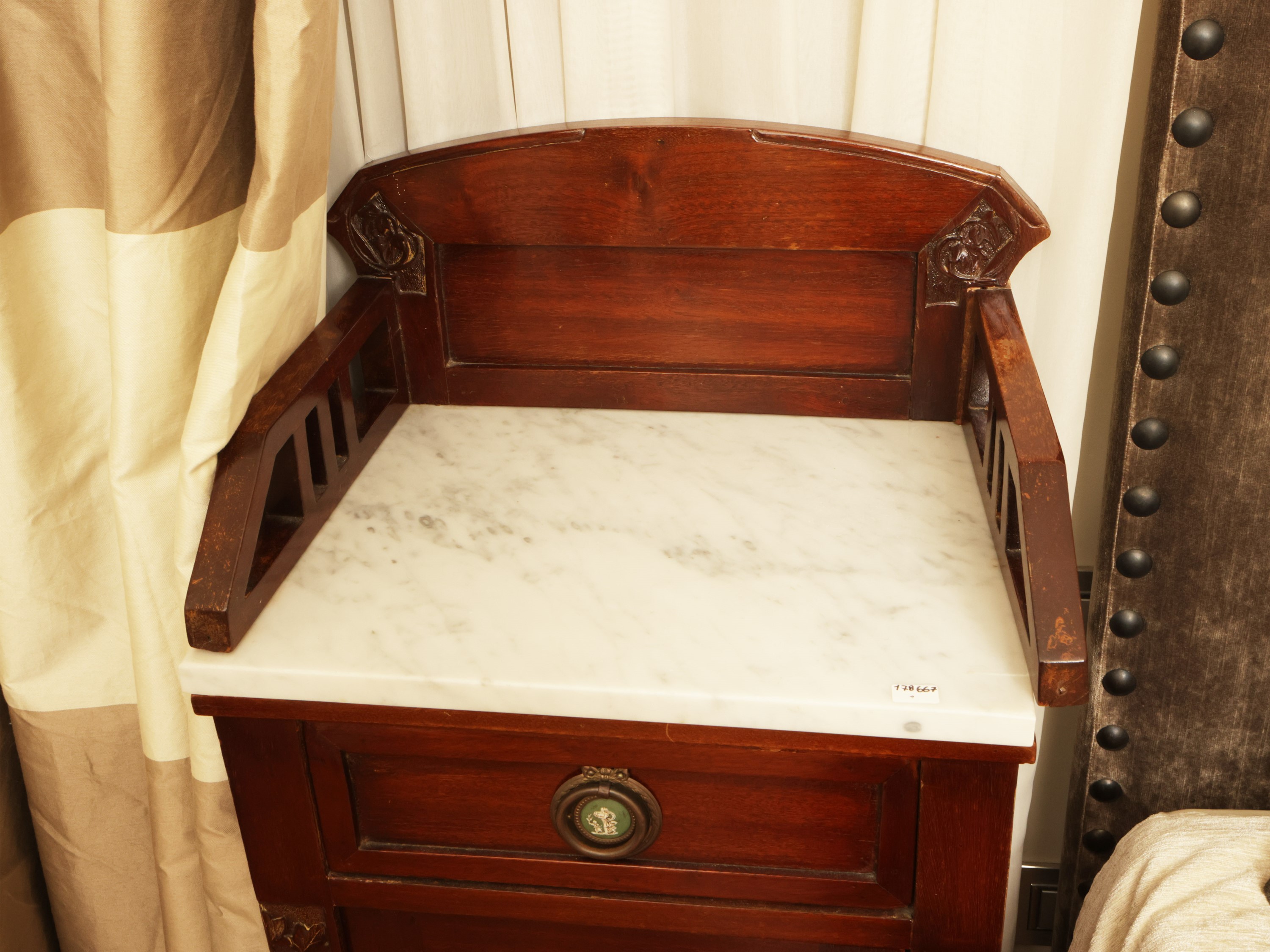 Comodino impiallacciato in noce