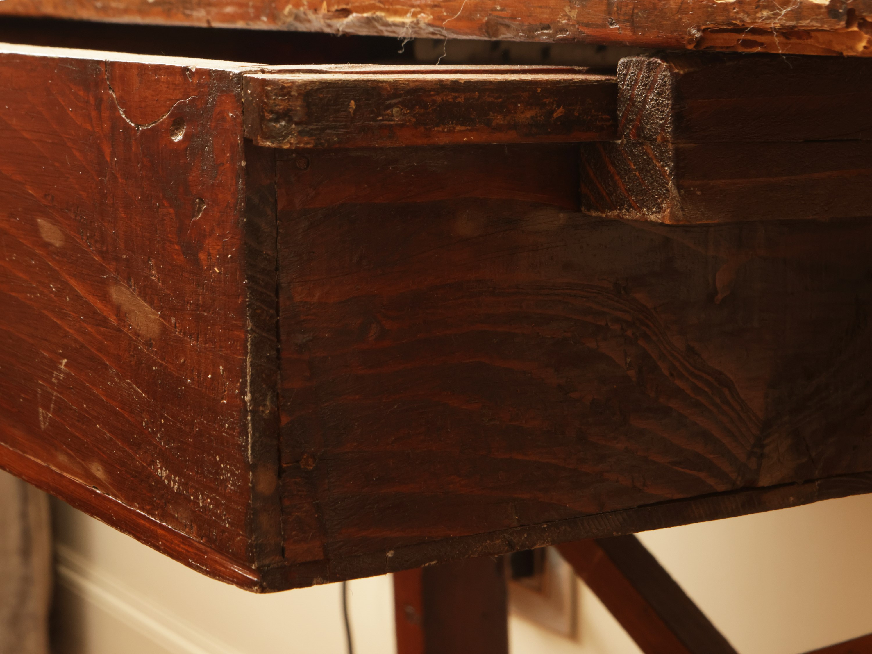 Tavolino scrittoio rustico in noce