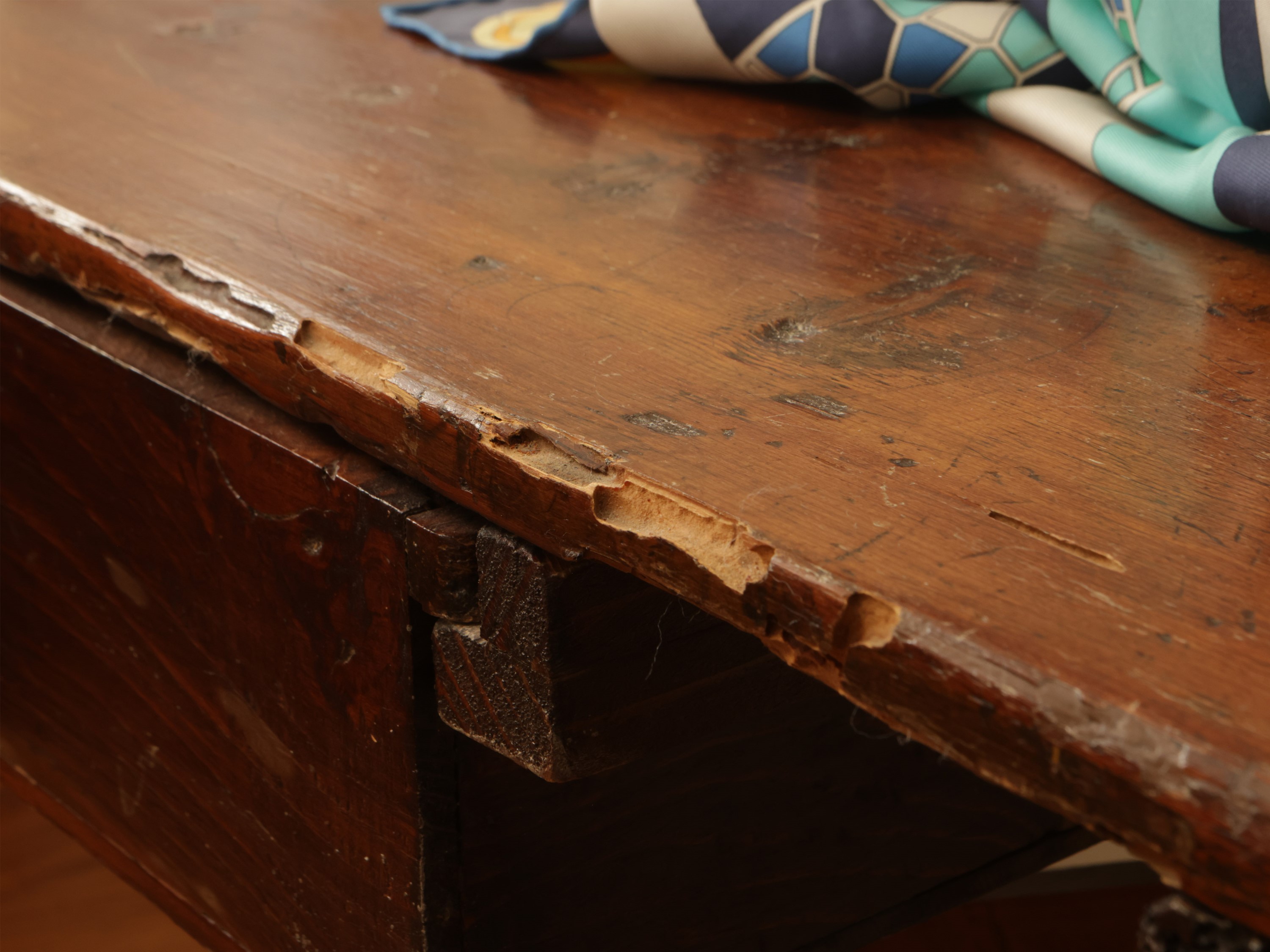 Tavolino scrittoio rustico in noce