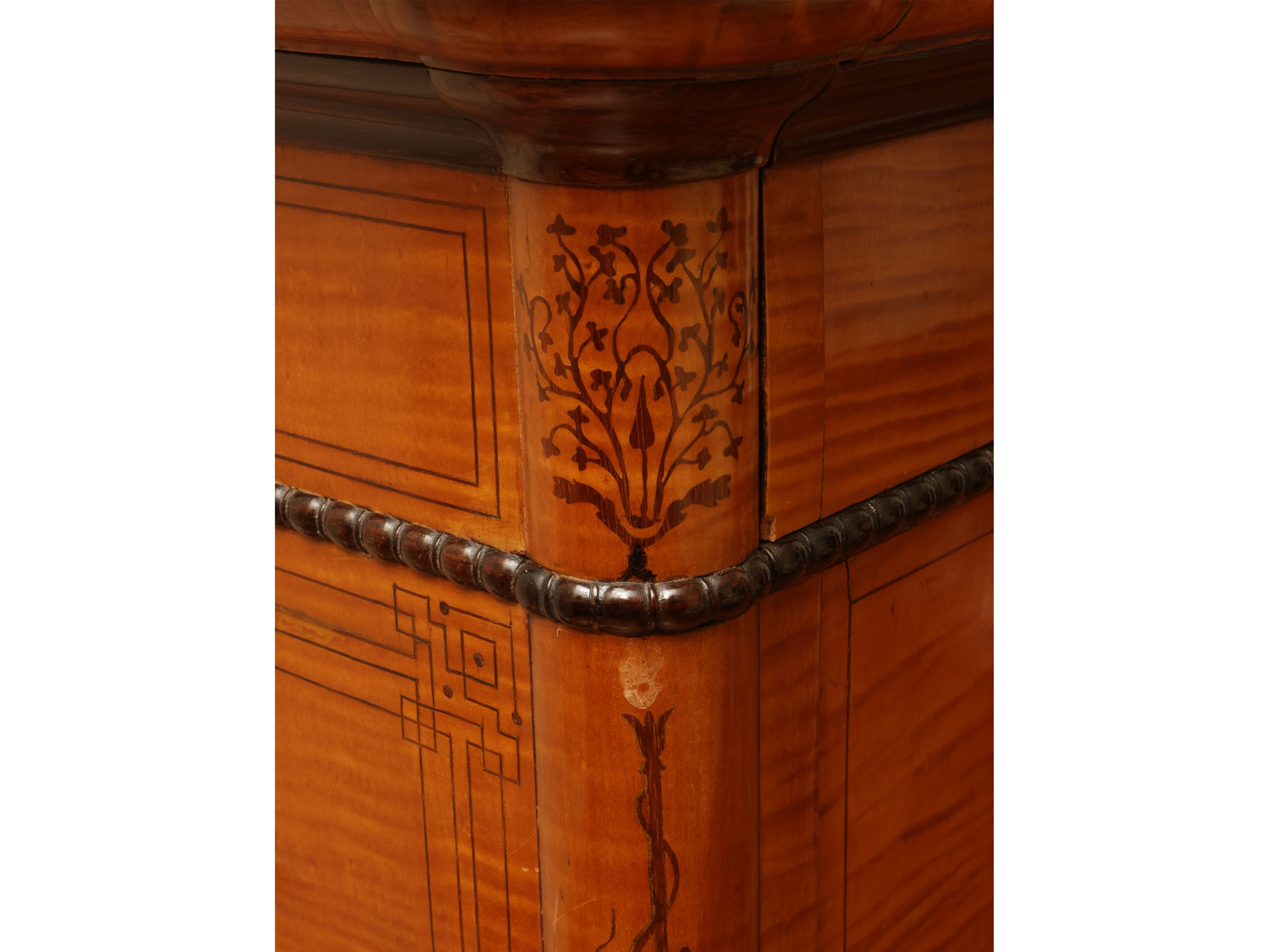 Cassettone Carlo X impiallacciato in acero