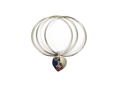 Bracciale rigido in argento a tre cerchi con pendente a forma di cuore