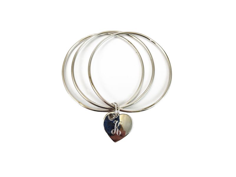 Bracciale rigido in argento a tre cerchi con pendente a forma di cuore