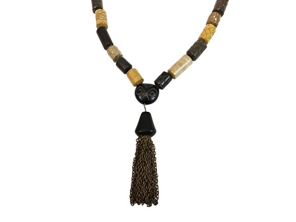 Collana etnica con elementi in pietra saponaria incisa