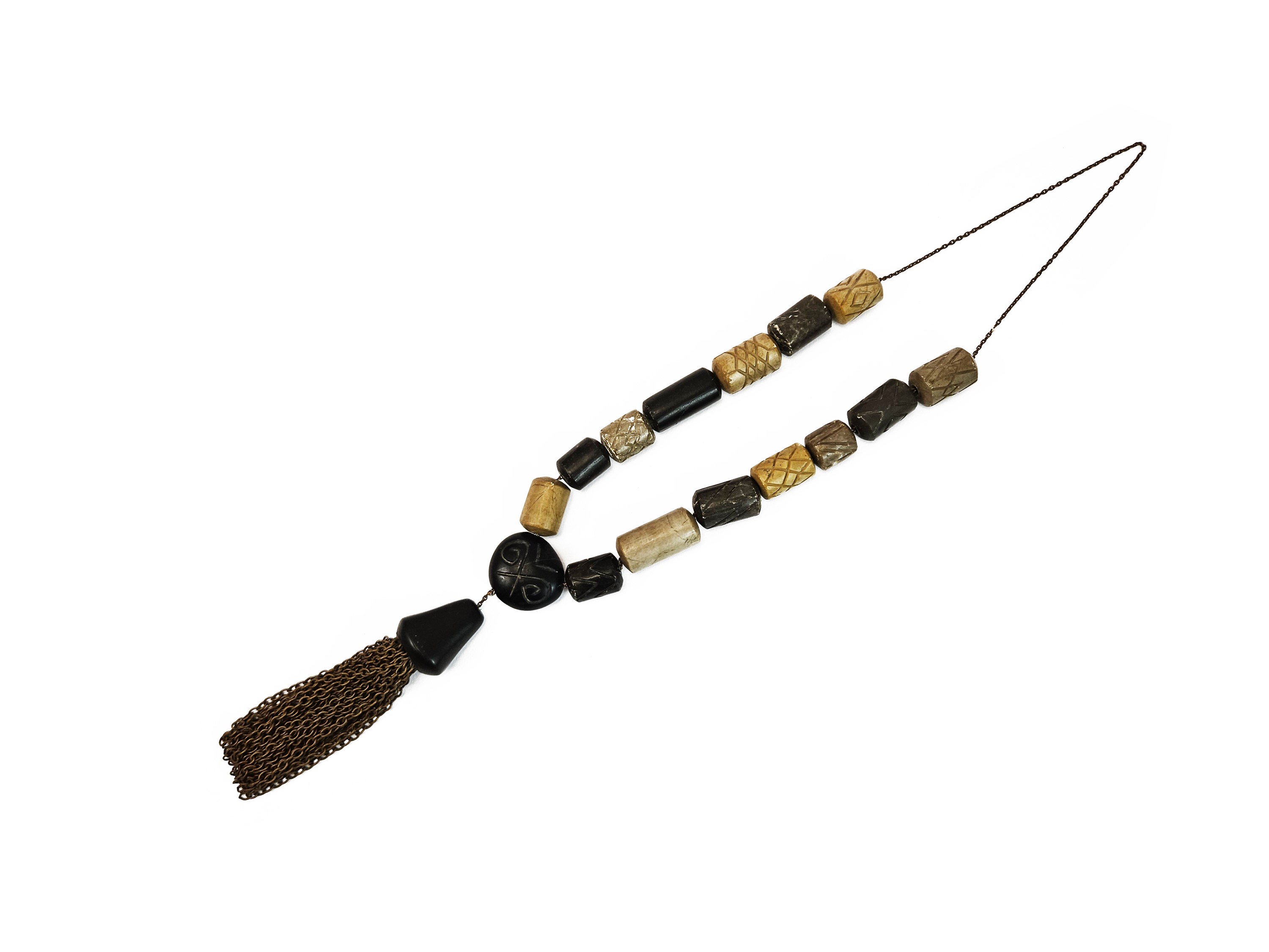Collana etnica, elementi in pietra saponaria incisa con pendente e nappa a catenelle