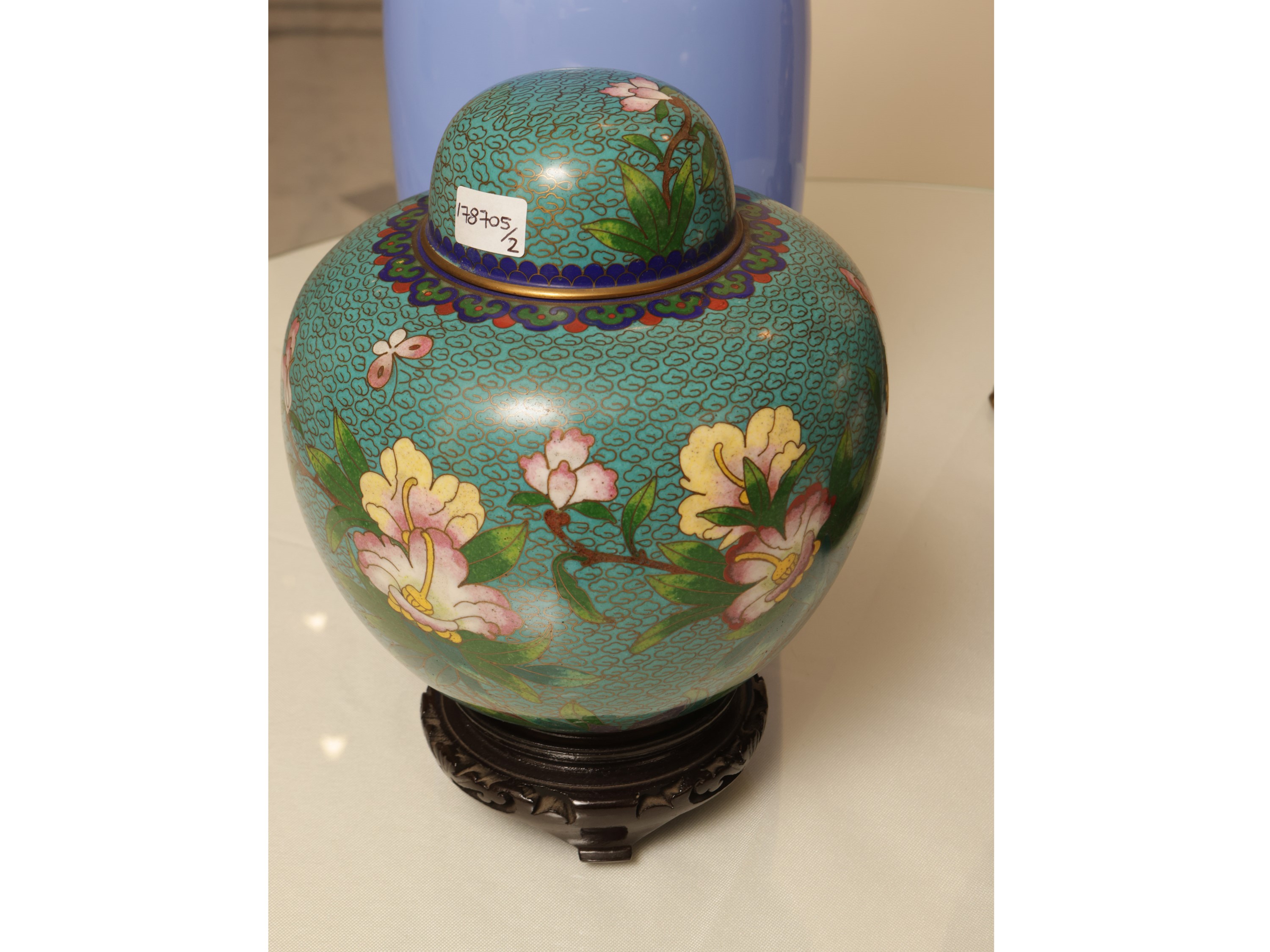 Coppia di vasi a potiche in smalto cloisonné