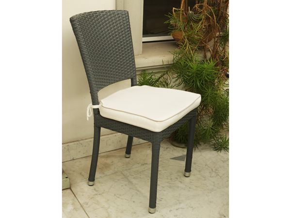 Serie di quattro sedie da giardino in rattan sintetico grigio