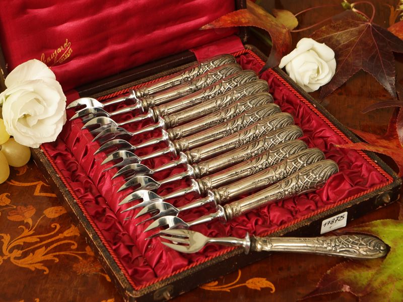 Serie di dodici forchettine da dolce rivestite in argento