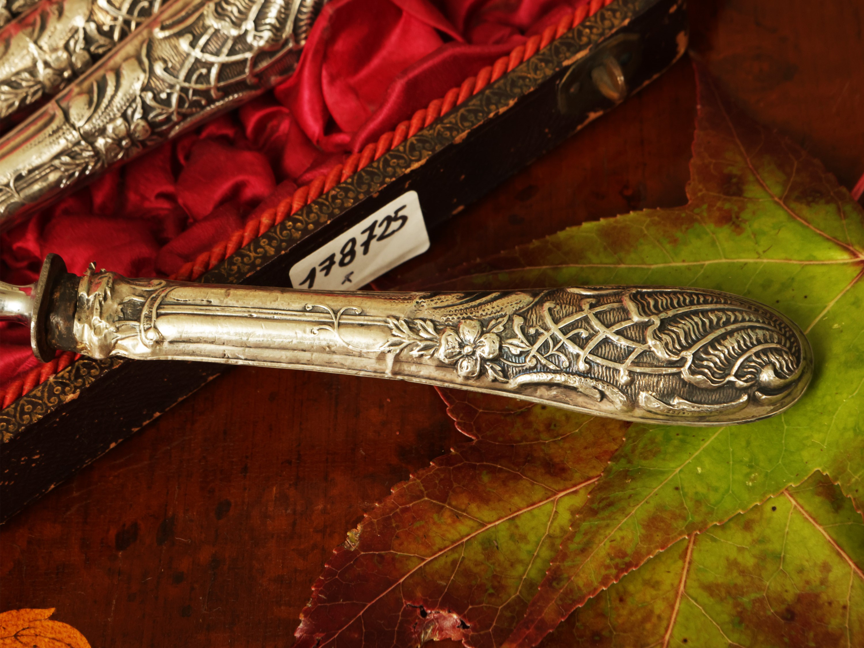 Serie di dodici forchettine da dolce rivestite in argento