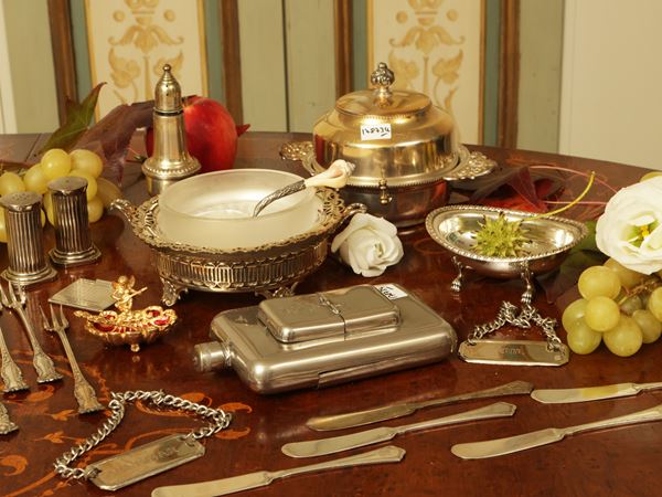 Miscellany of small table accessories in silver metal