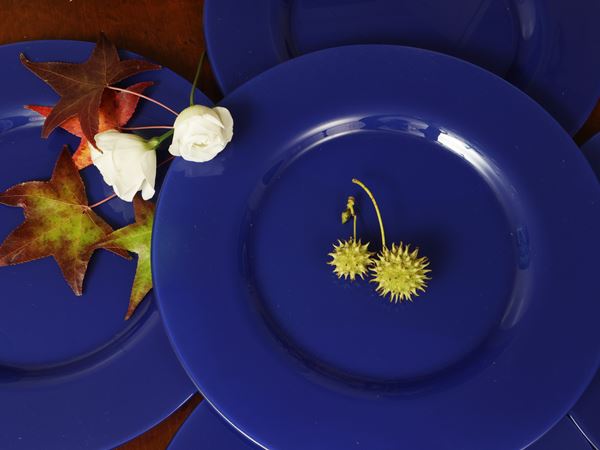 Serie di dodici sottopiatti in vetro blu