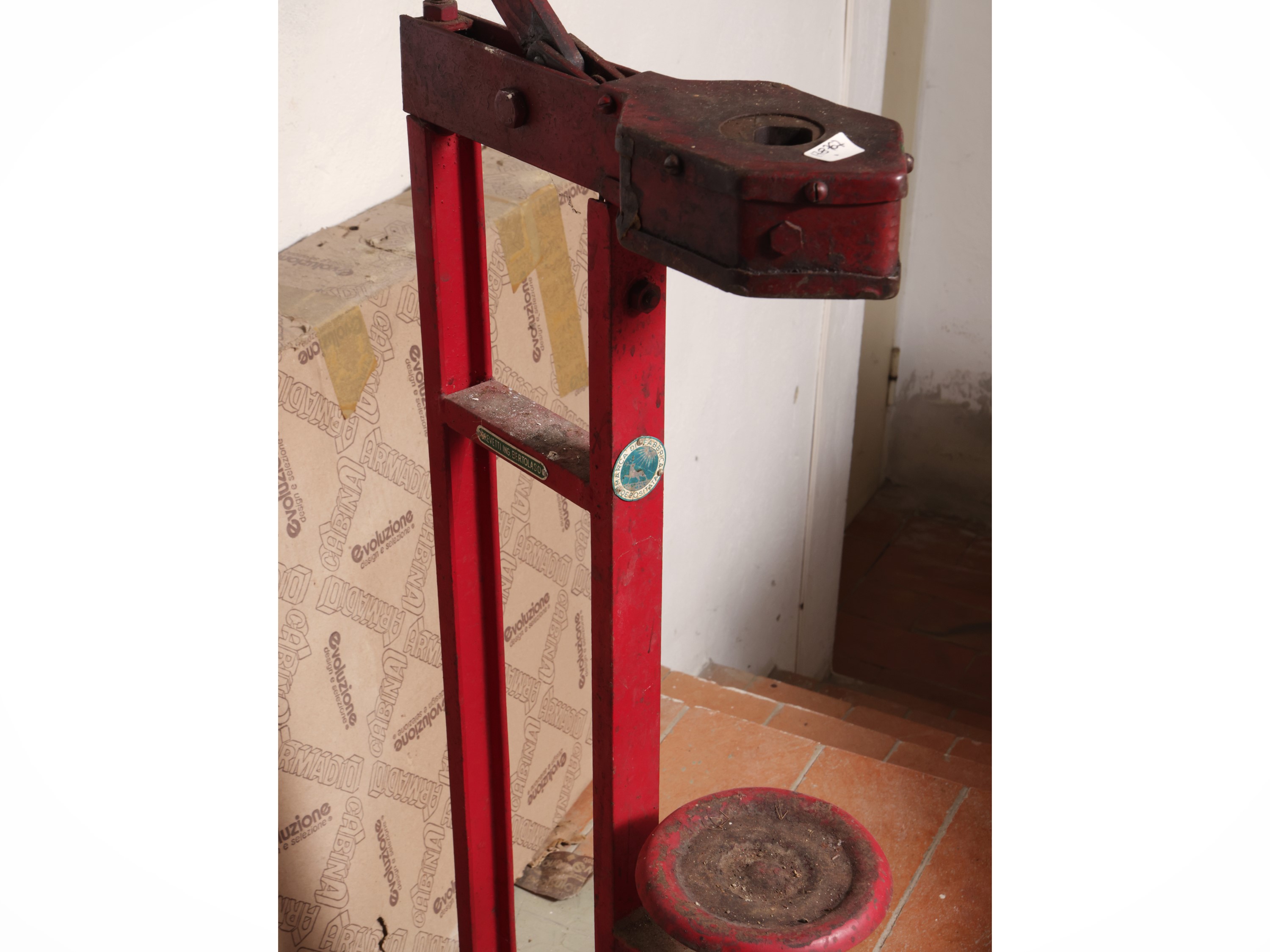 Tappatrice per bottiglie manuale in ferro laccato rosso