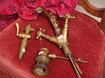 Due rubinetti in ottone, elementi d'arredo