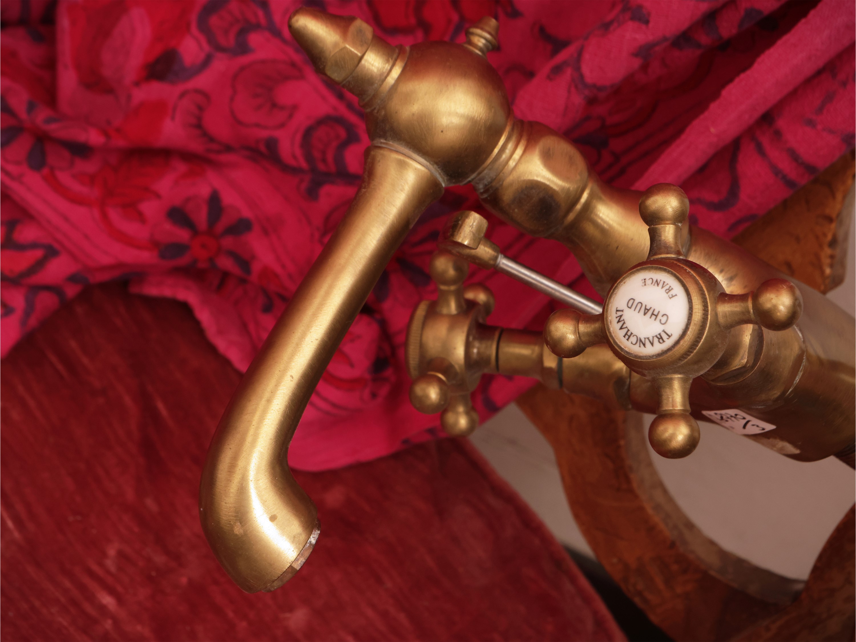 Due rubinetti in ottone, elementi d'arredo