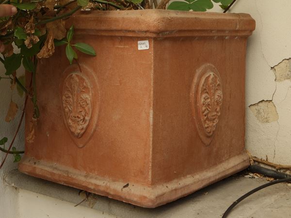 Quattro vasi a cassetta in terracotta
