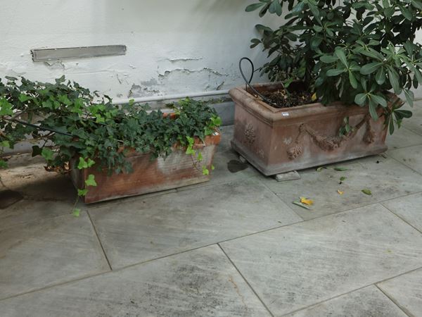 Due vasi a cassetta in terracotta