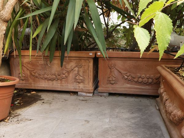 Serie di tre vasi a cassetta in terracotta