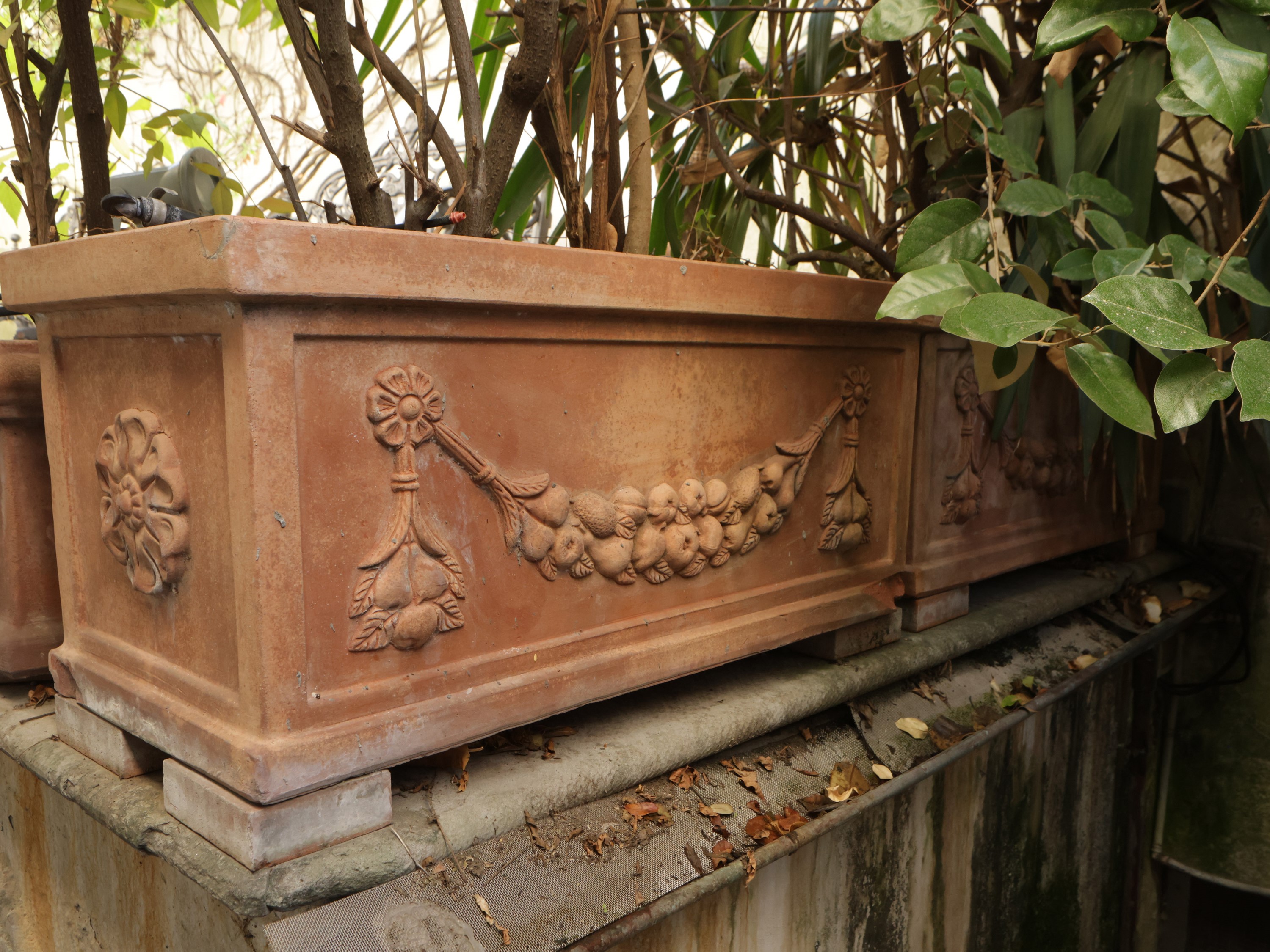 Serie di Tre Vasi a Cassetta in Terracotta