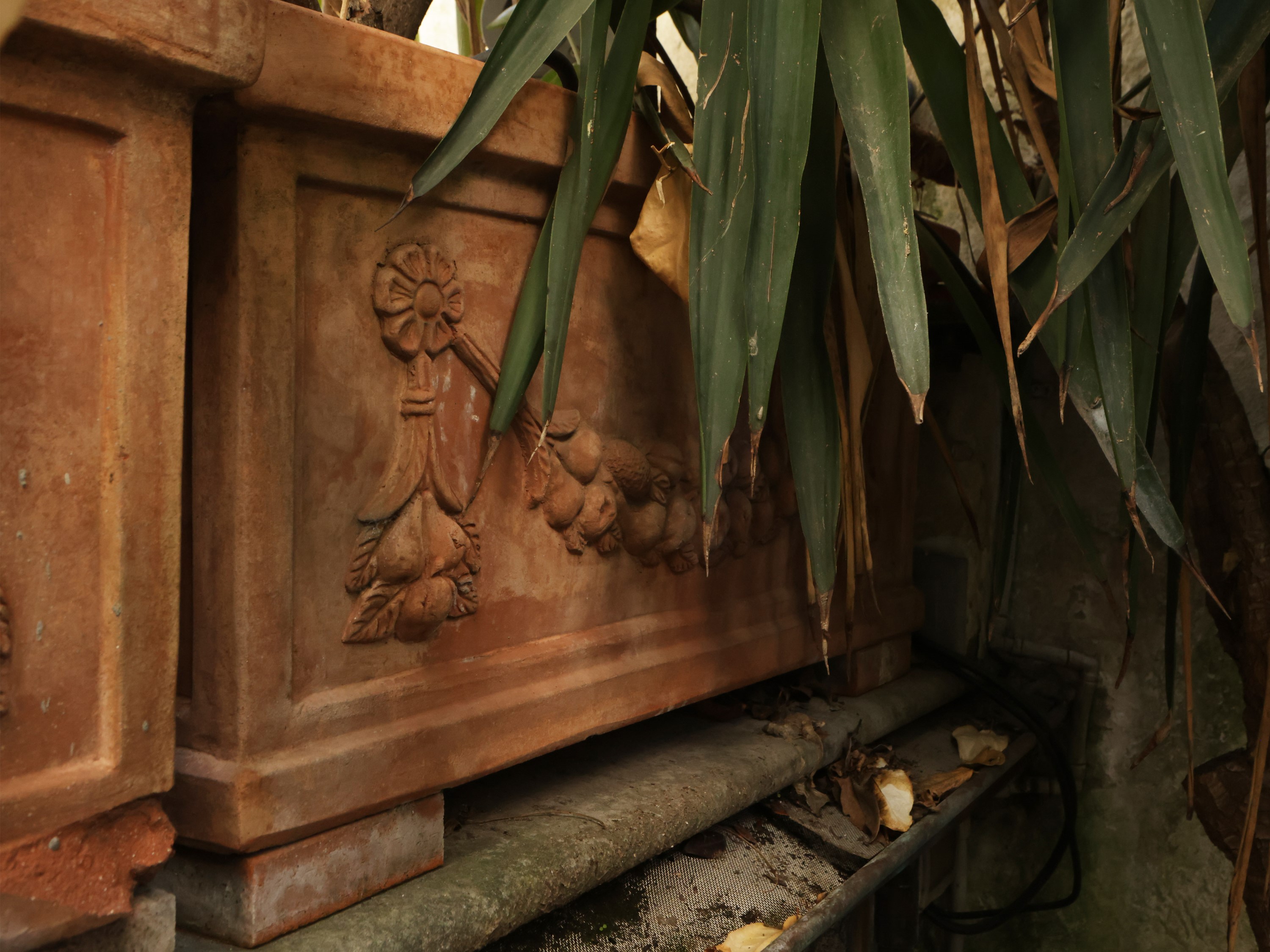 Serie di Tre Vasi a Cassetta in Terracotta